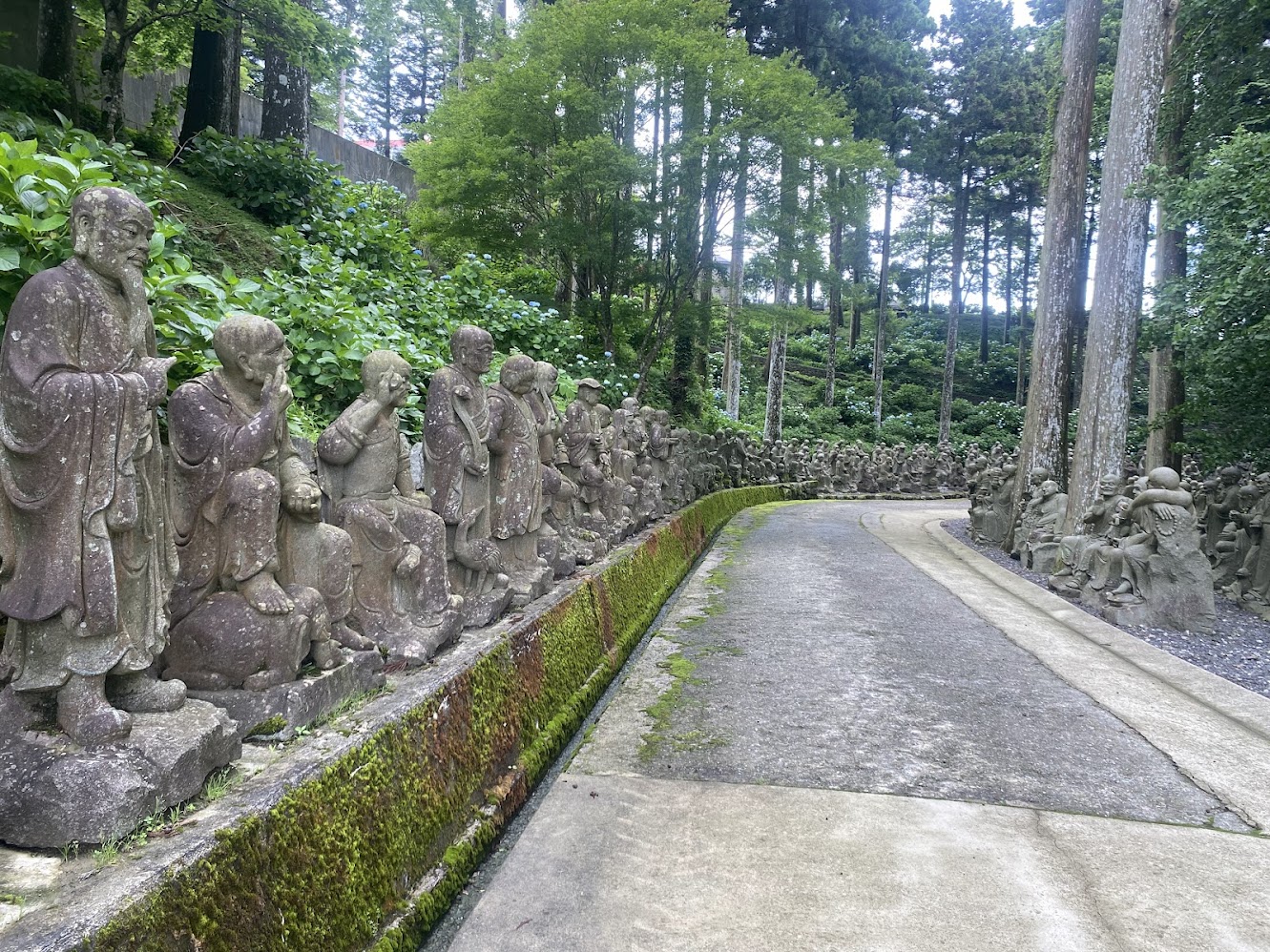 Estàtues i espiritualitat japonesa durant el viatge pel Japó