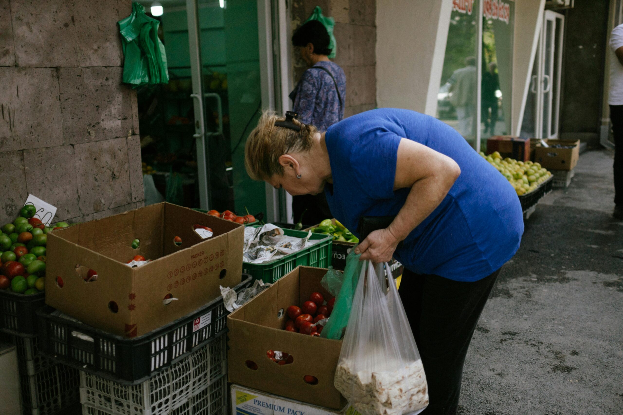 Mercat armeni — senyora amb menjar local