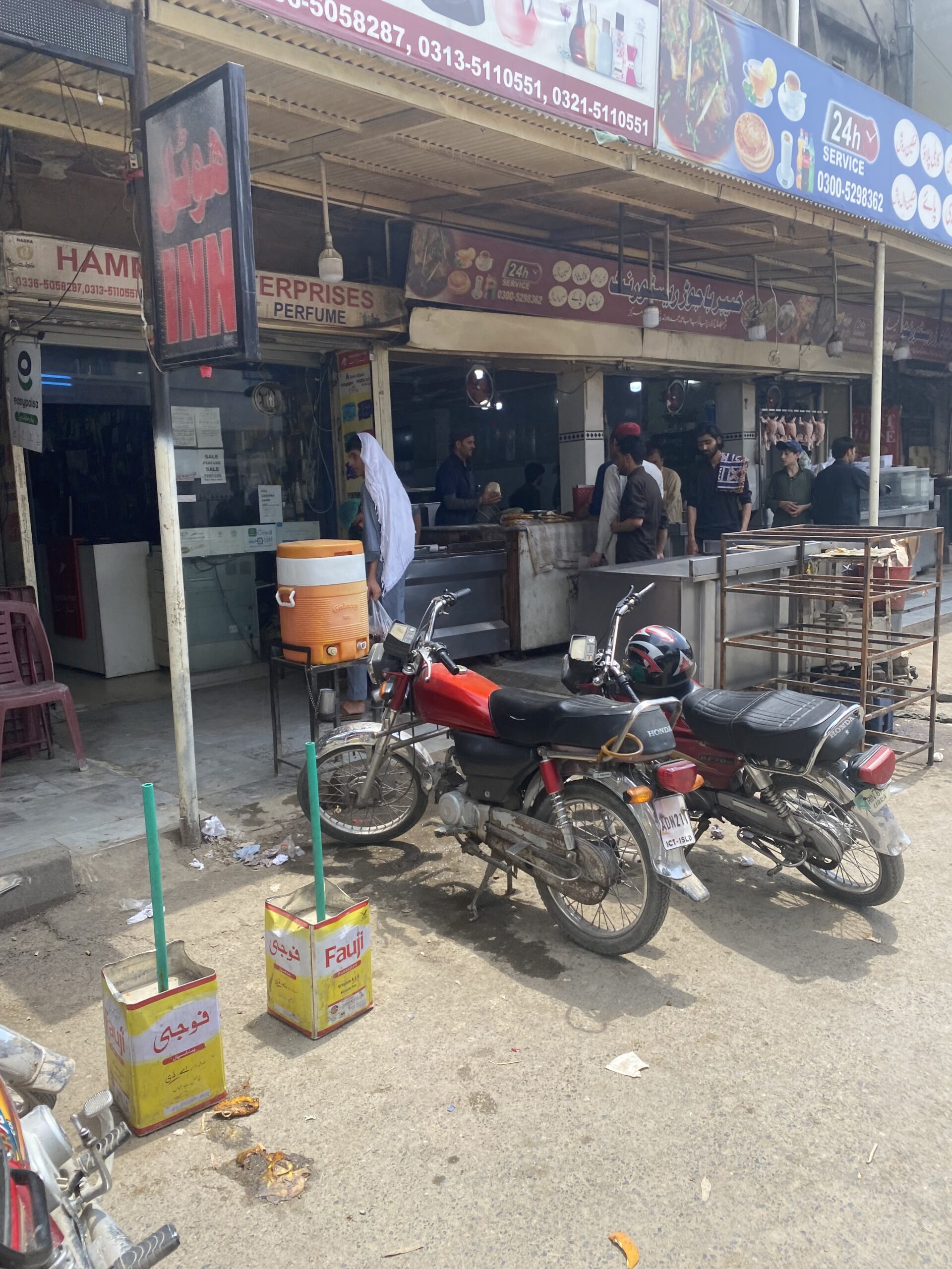 Restaurant local i dhaba pakistanès — menjar de carrer al G-9 d'Islamabad amb el daal i el roti