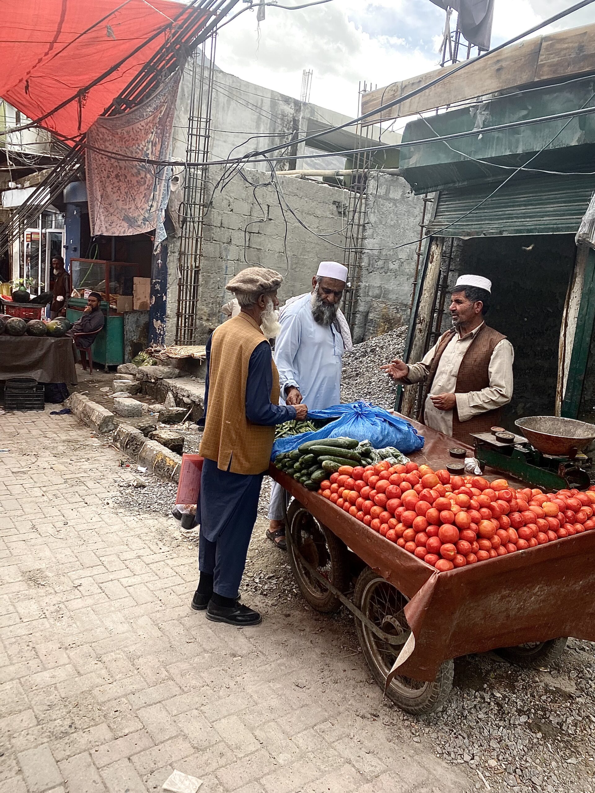 Mercat local i vida al carrer al Pakistan — el bazaar de Gilgit amb els productes de la Ruta de la Seda