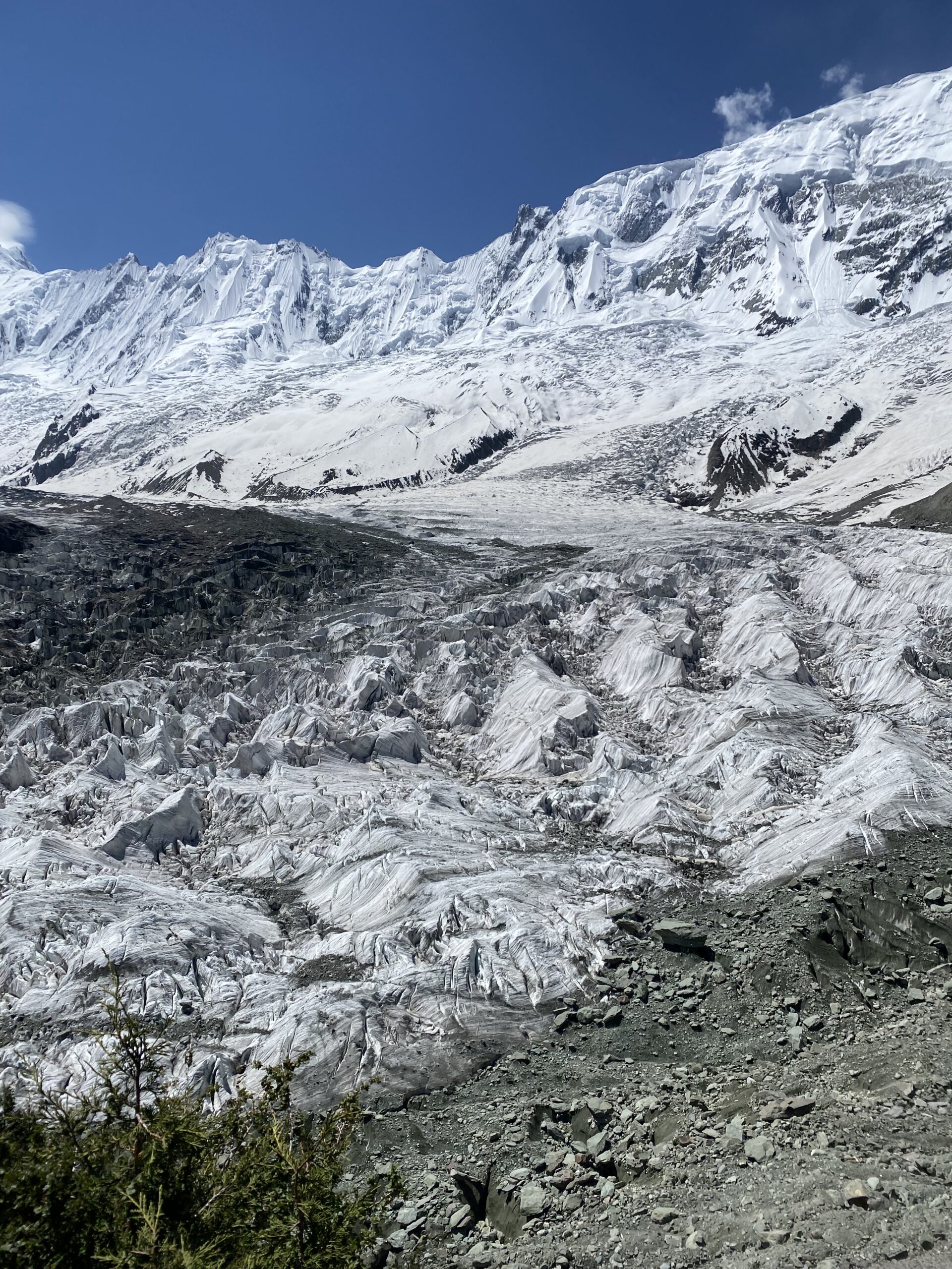 Glaciar al nord del Pakistan — el gel i les morenes del Karakoram a Gilgit-Baltistan