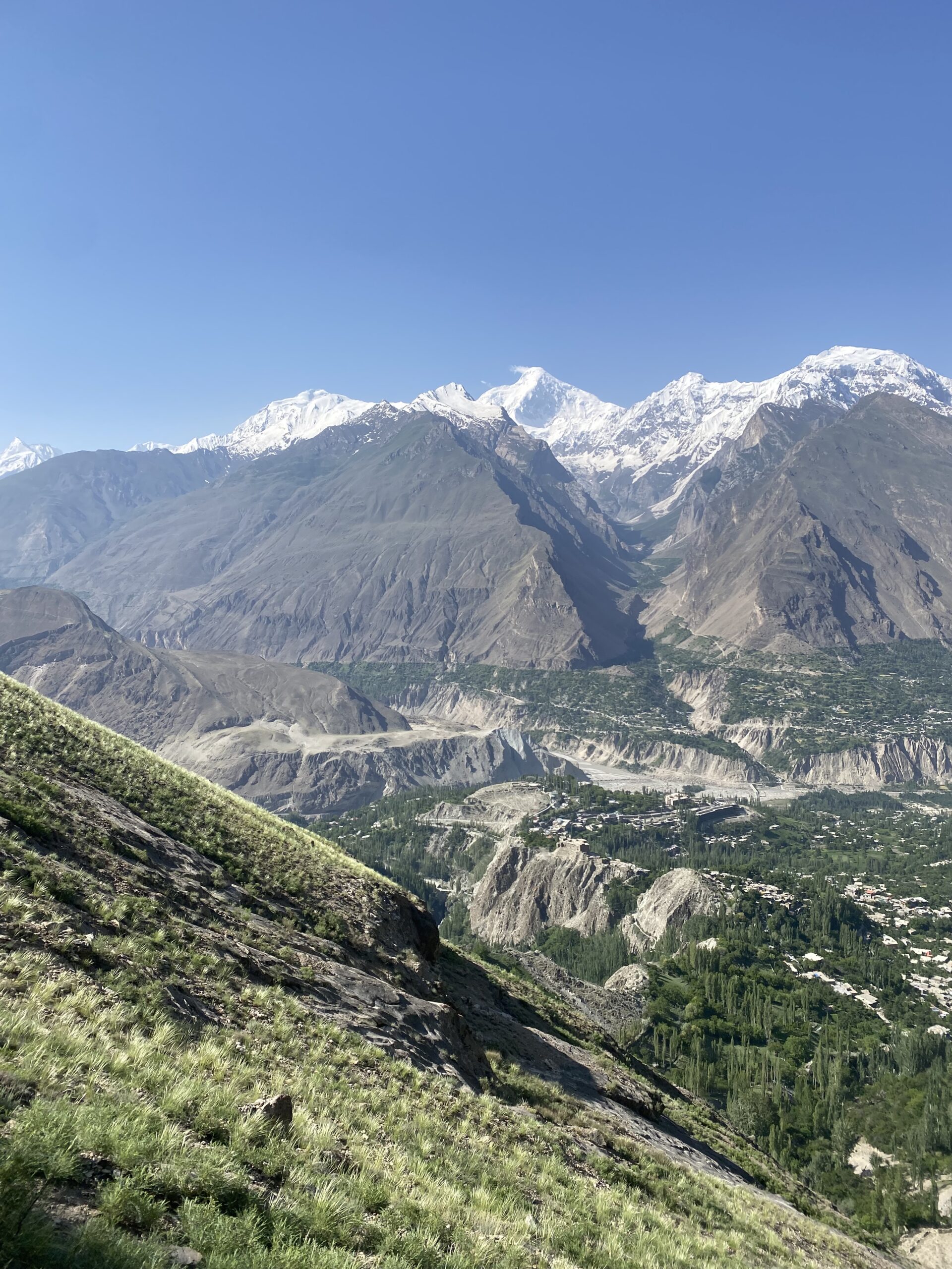 Paisatge de muntanya al nord del Pakistan — valls del Karakoram amb cims de més de 7.000 metres