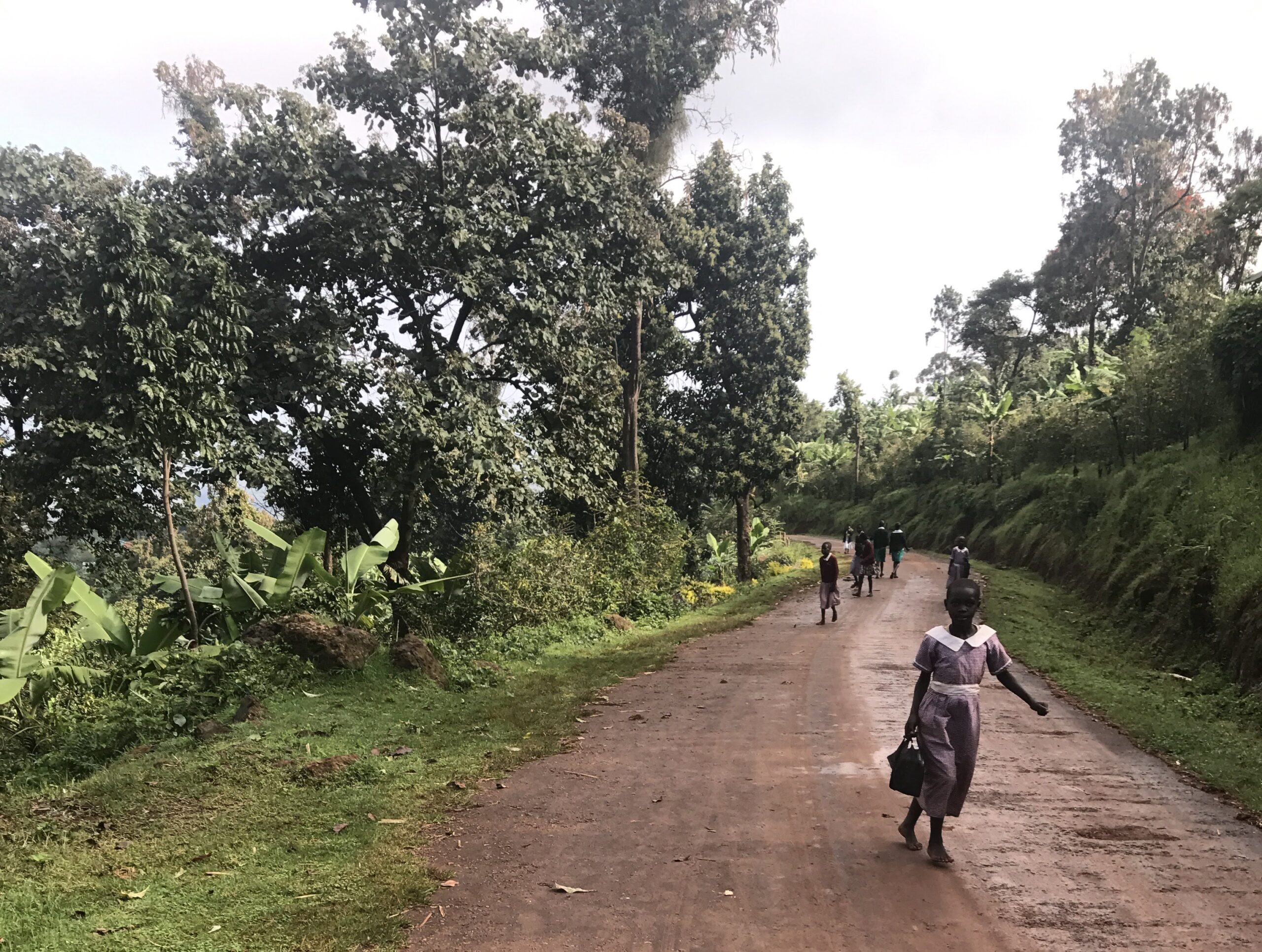 Escola i nens a Uganda durant el viatge