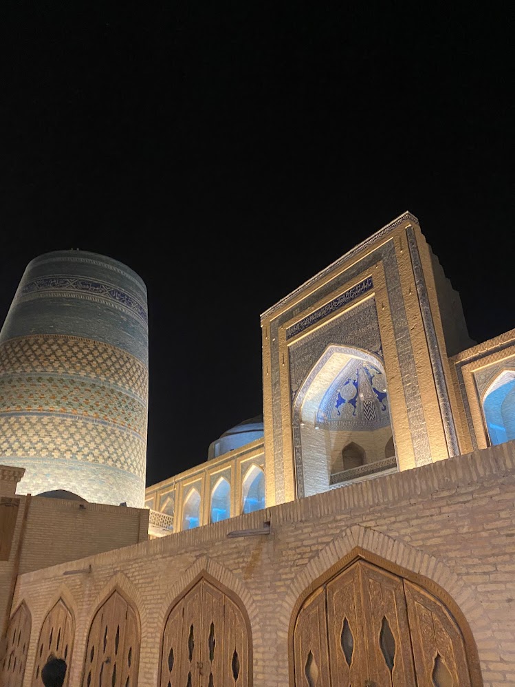 Uzbekistan — temple il·luminat de nit