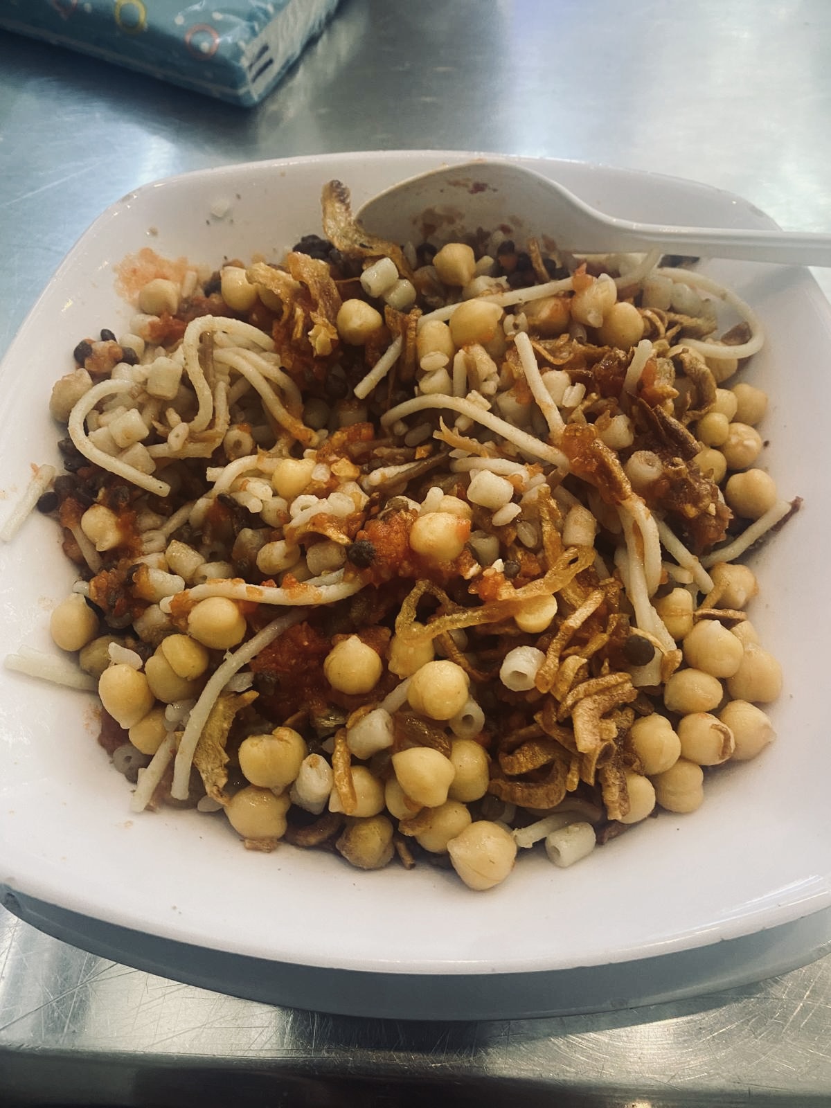 Menjar al carrer Egipte — falafel i ful medames