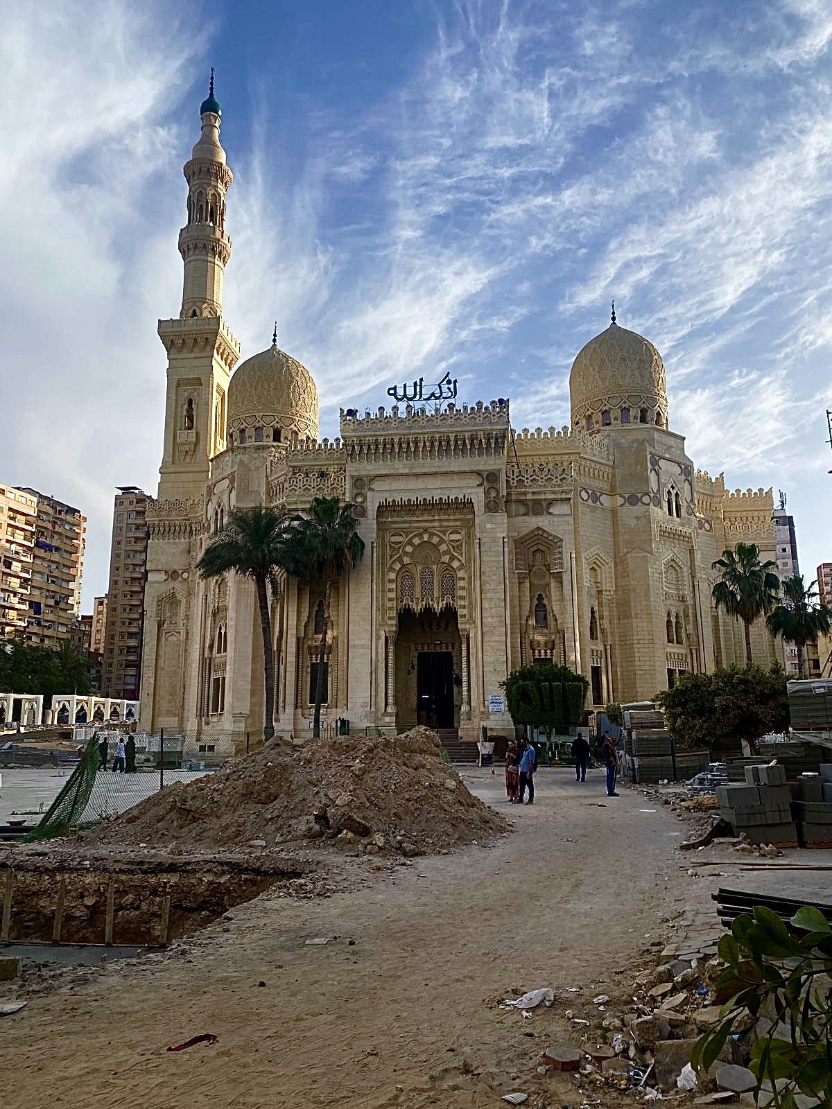 Mesquita d'Alexandria amb els minarets i les palmeres, Egipte