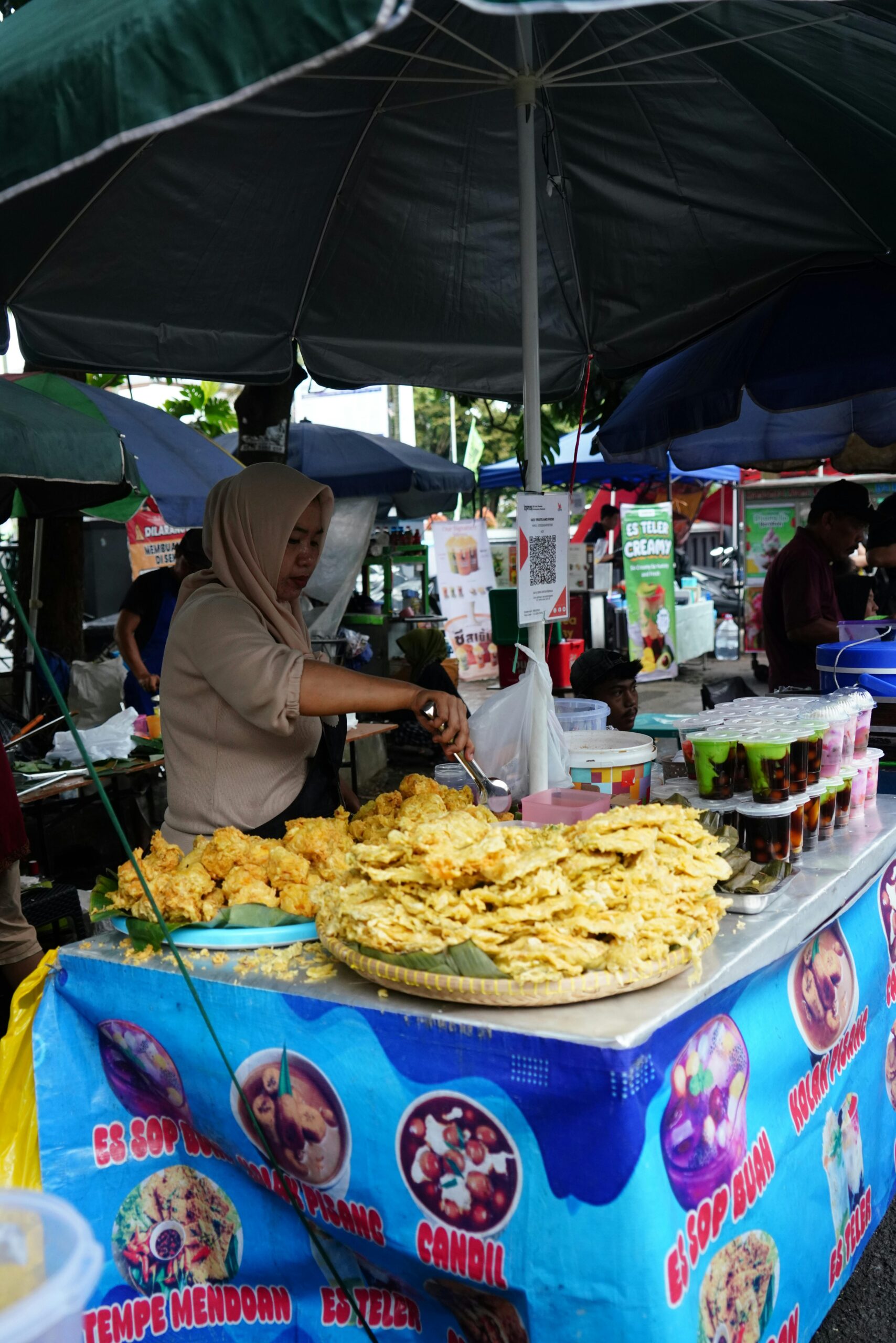 Menjar local a Indonèsia — warung i plats típics