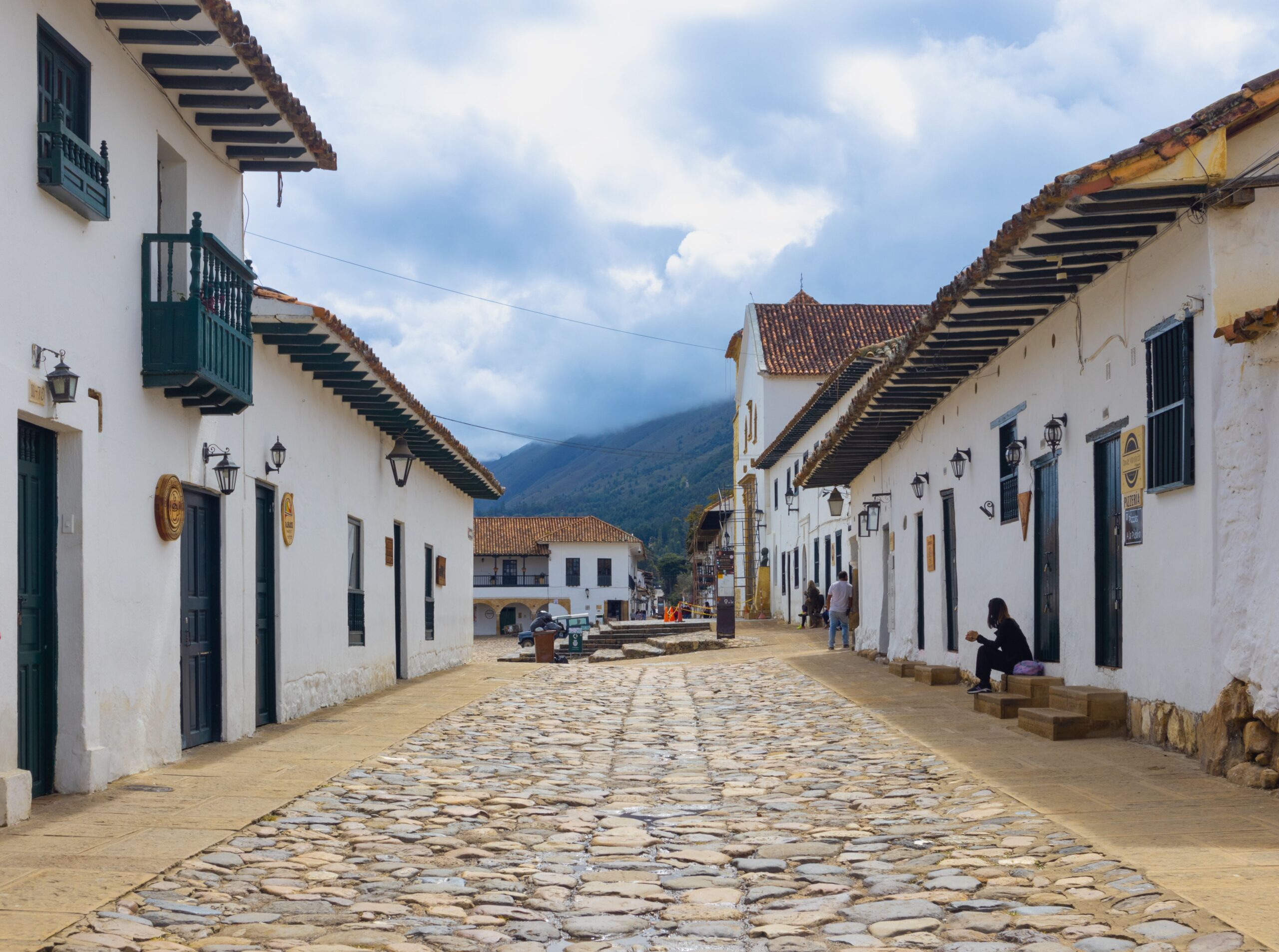 Carrer colonial de Barichara amb cases blanques i carrers empedrats a Colòmbia