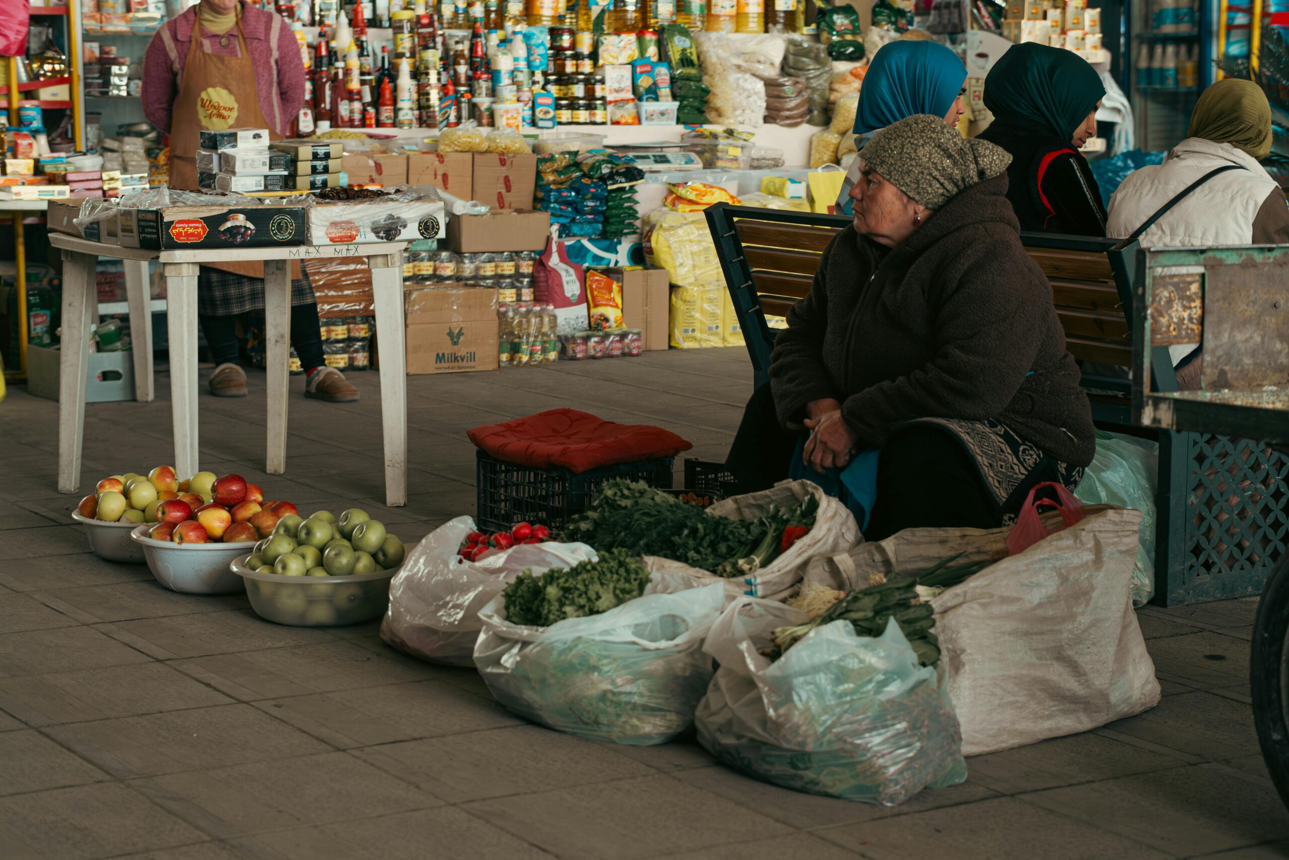 Mercat uzbek — fruita, espècies i vida local