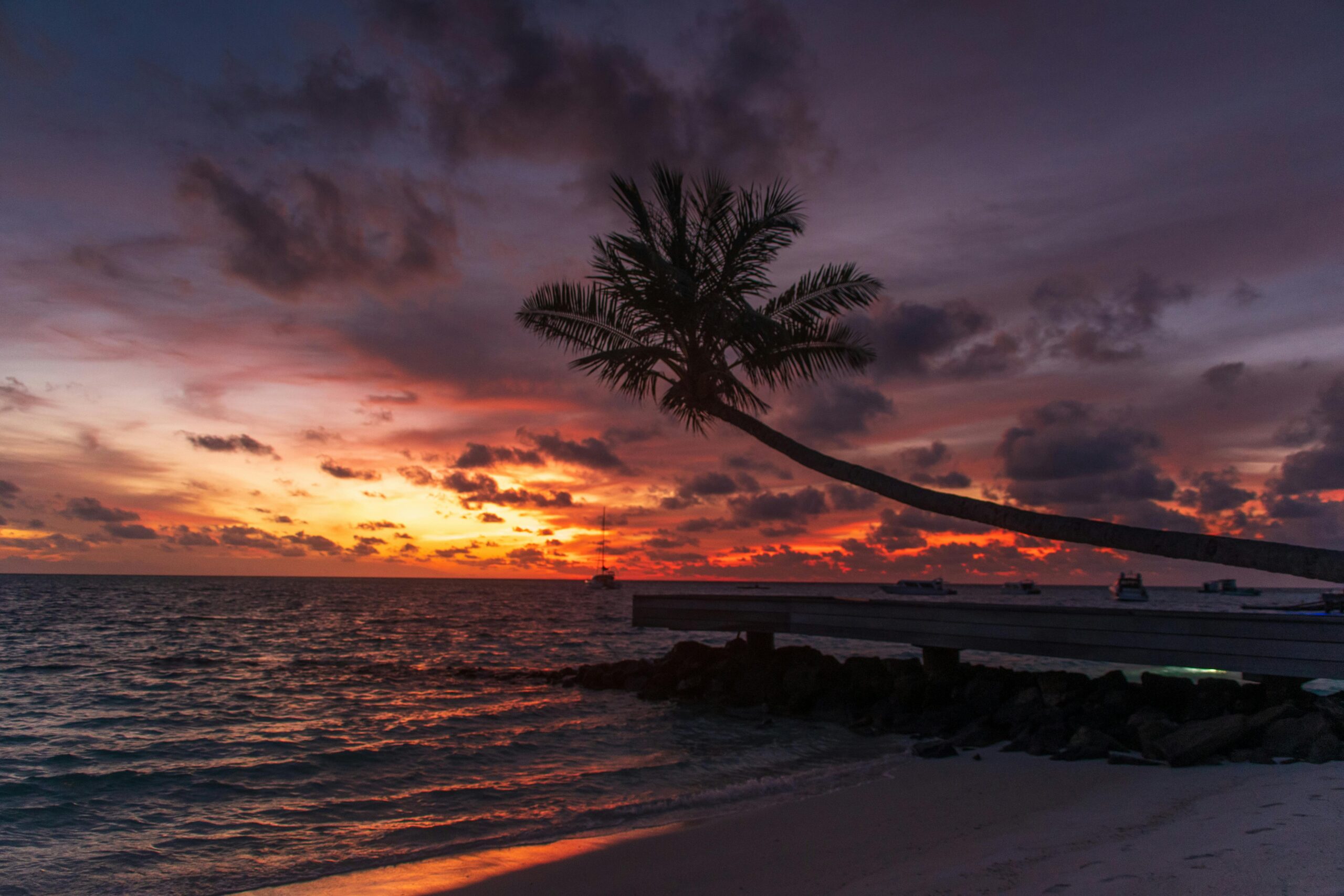Thulusdhoo i posta de sol a Maldives