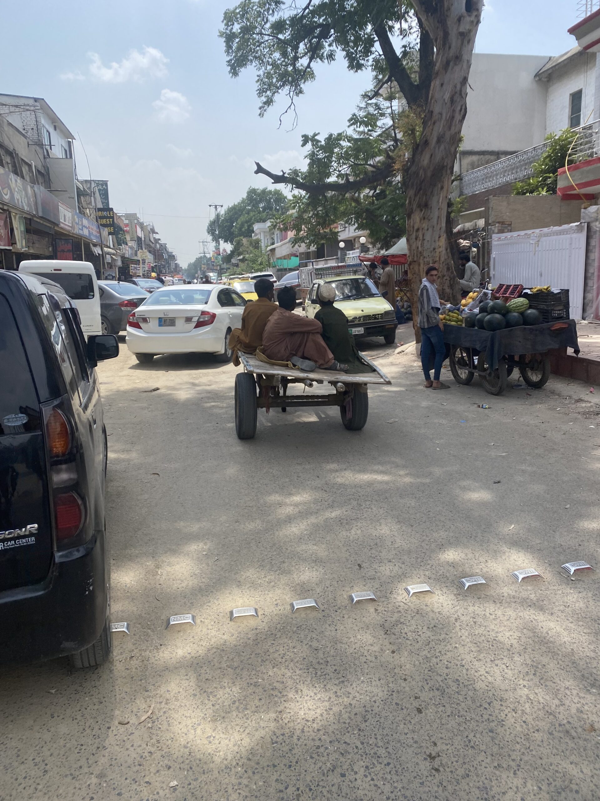 Carrers del G-9 Markaz amb paradetes de fruita a Islamabad