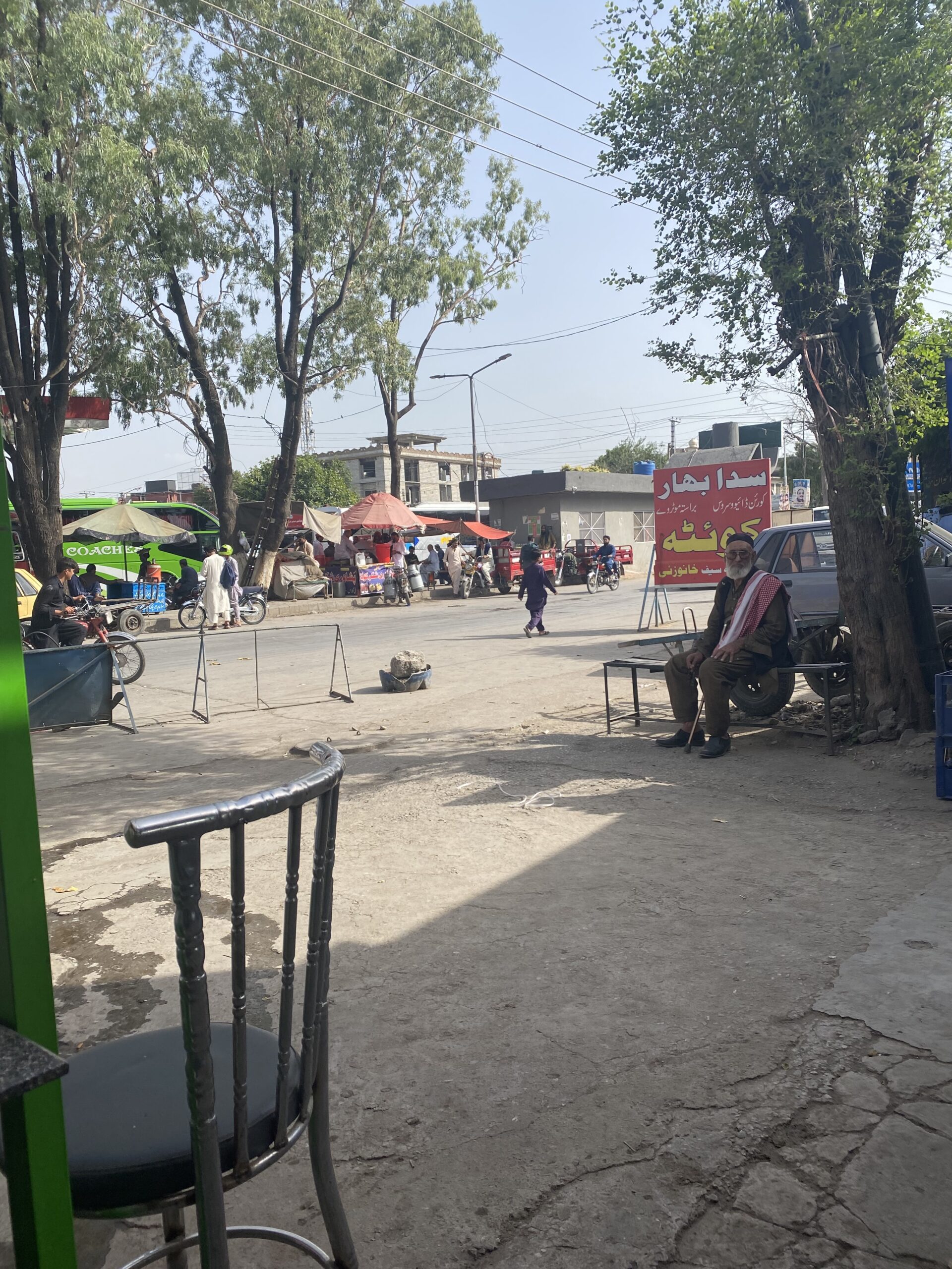 Carrers de Rawalpindi plens d'activitat i comerç local