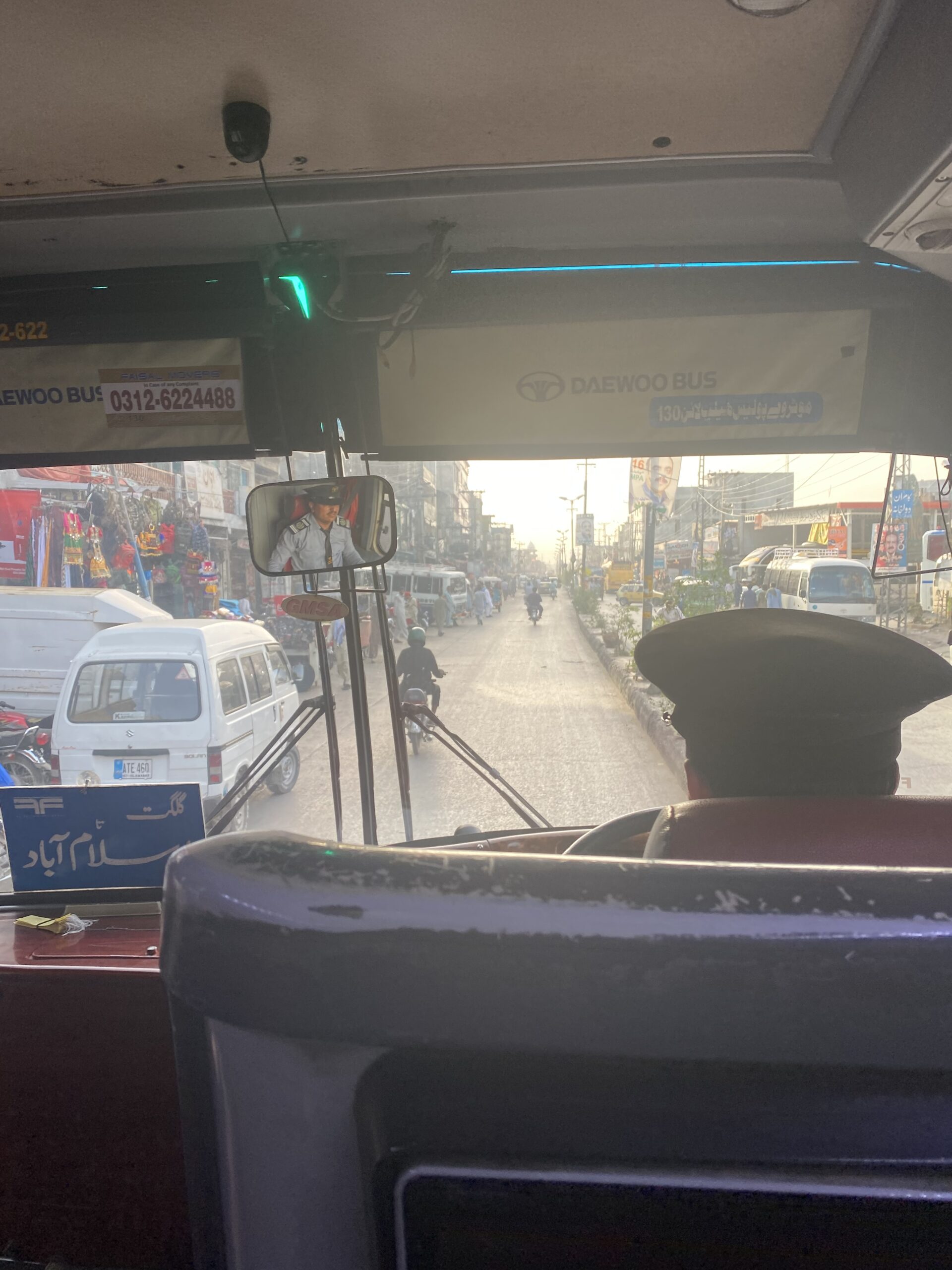 Interior d'un autobús pakistanès durant el trajecte des de Rawalpindi