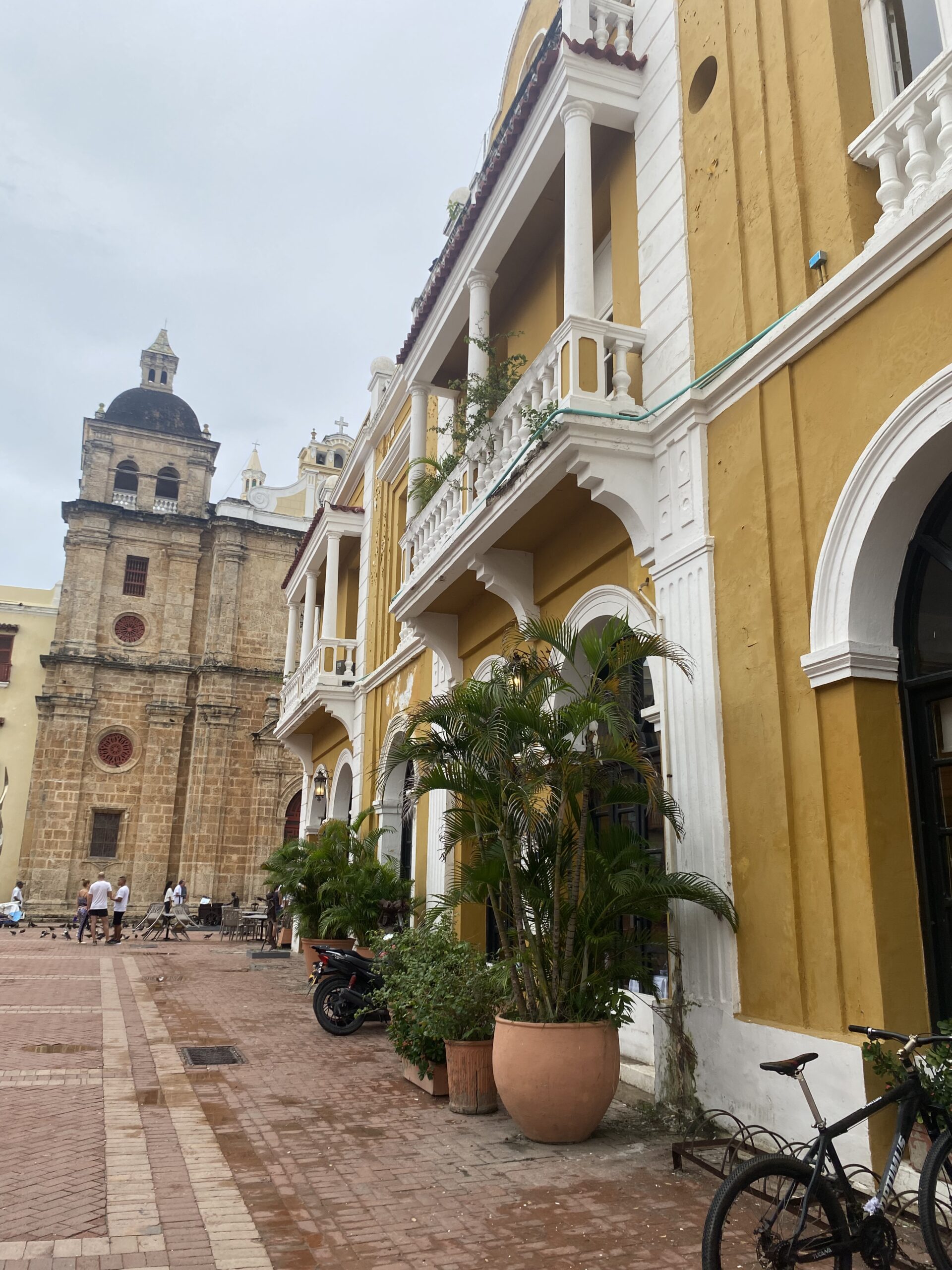 Balcons colonials amb flors a la Ciudad Amurallada de Cartagena