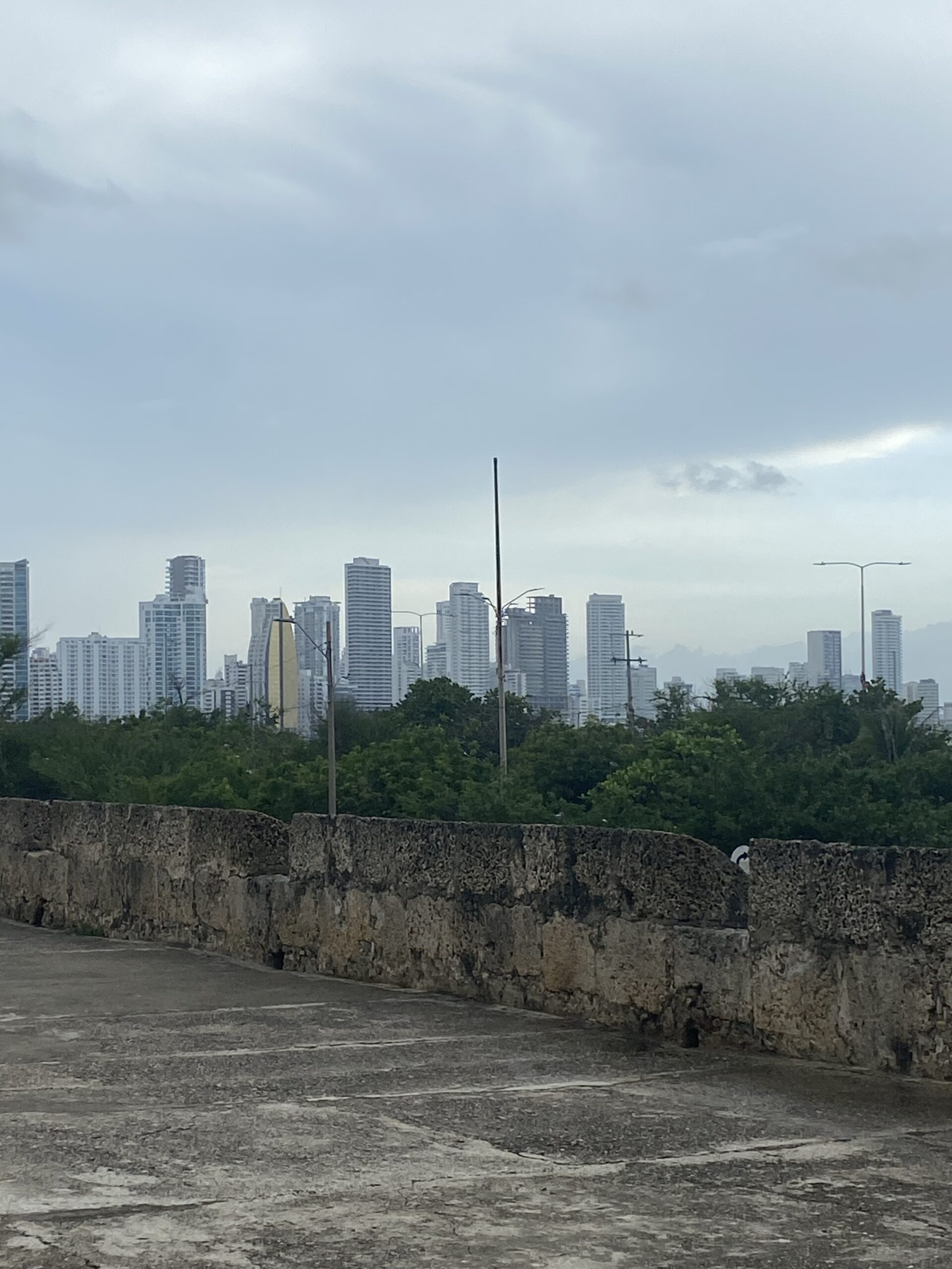 Skyline modern de Cartagena de Indias vist des de les muralles
