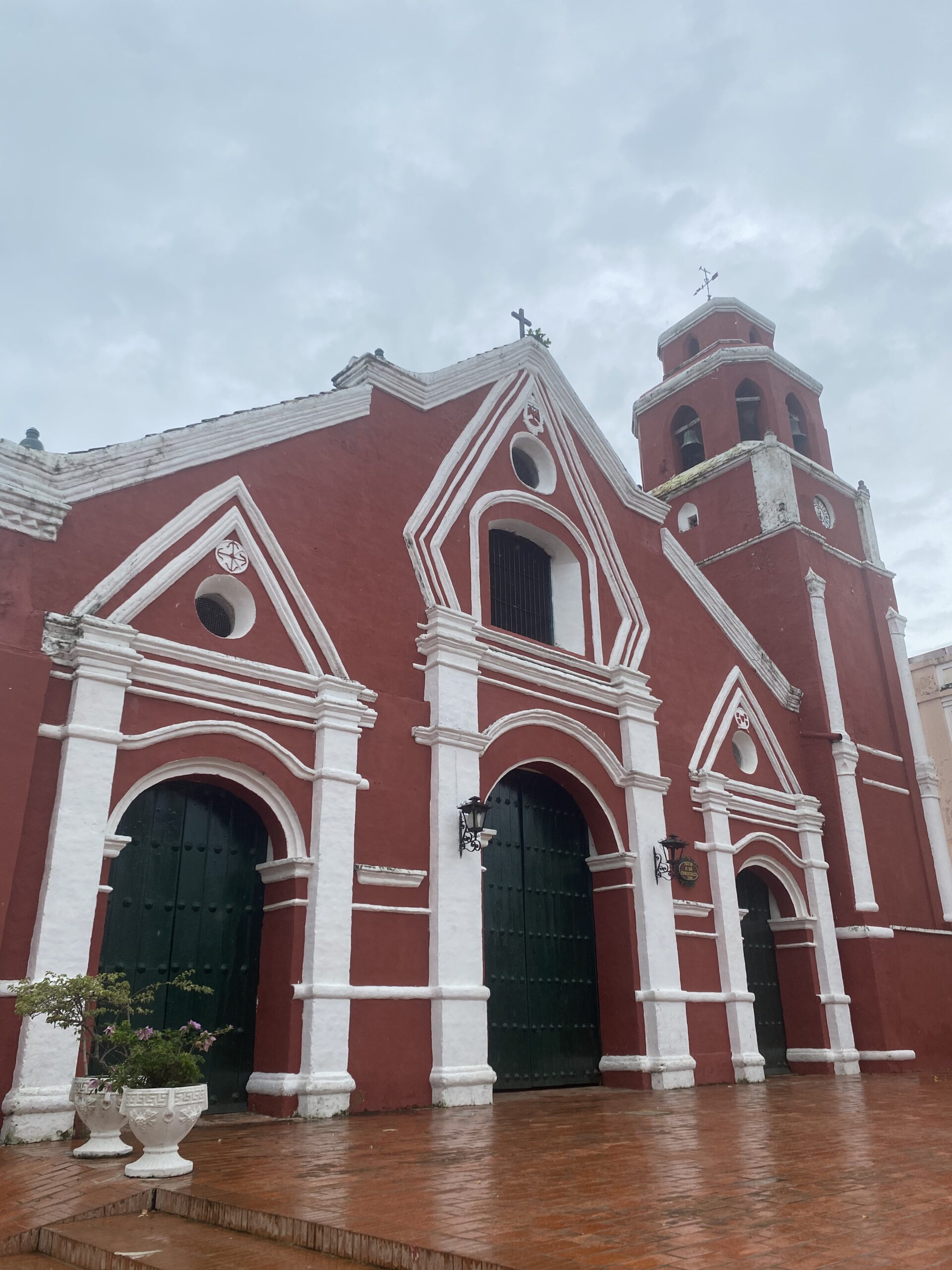 Església vermella colonial al centre històric de Mompox, Colòmbia
