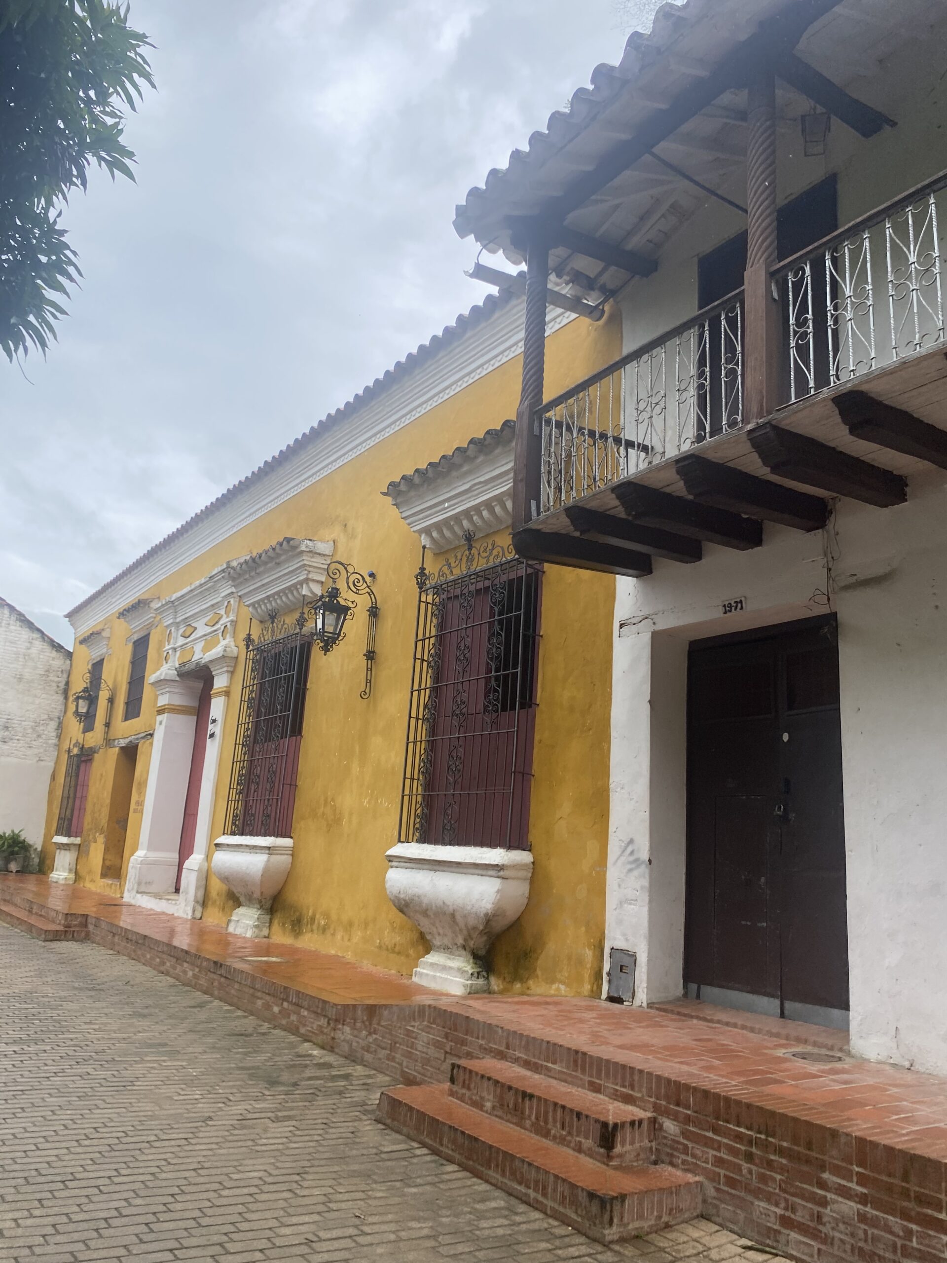 Casa colonial groga amb balcó de fusta al centre històric de Mompox