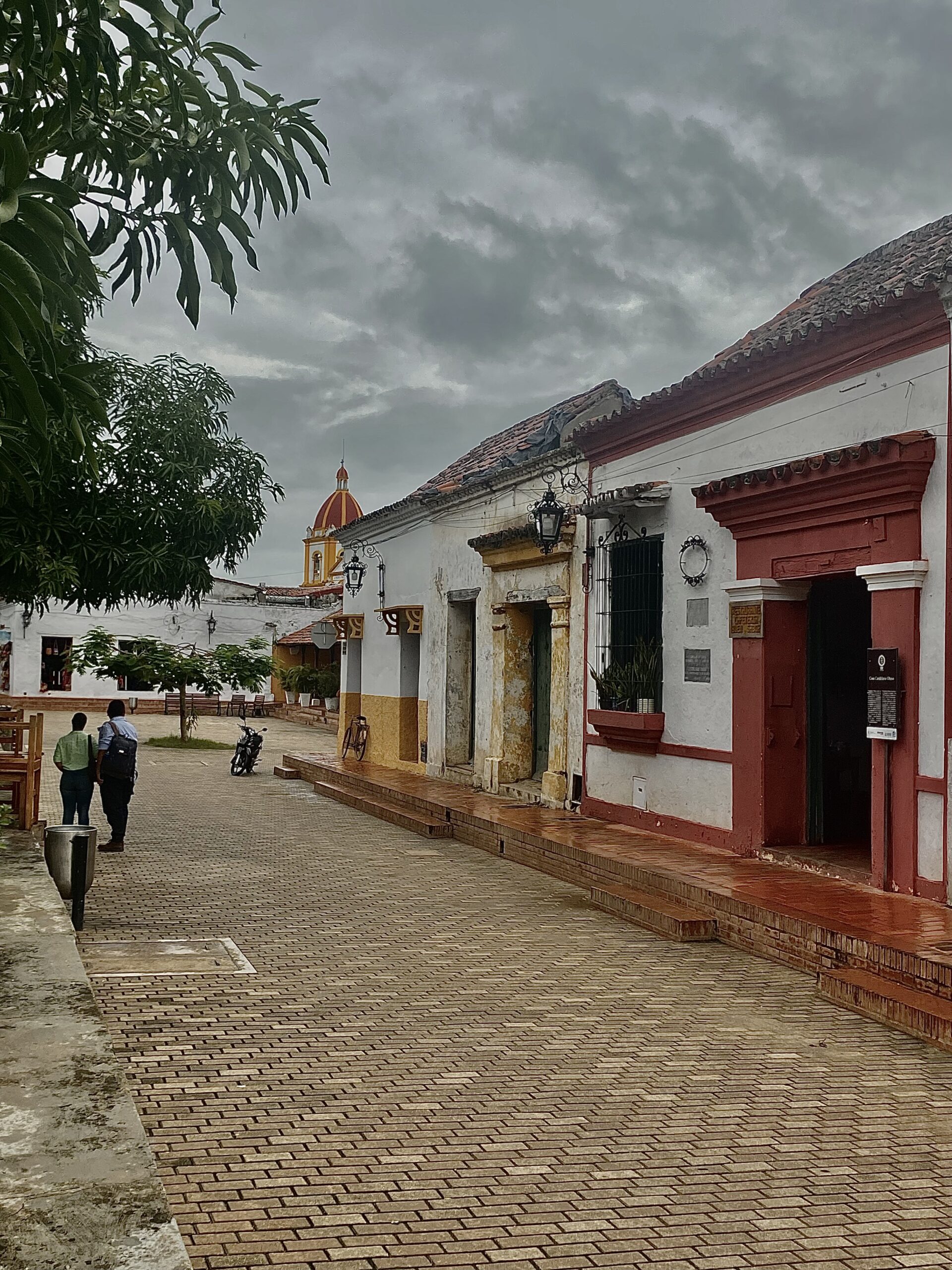 Carrer colonial de Mompox amb cases de colors i façanes tradicionals