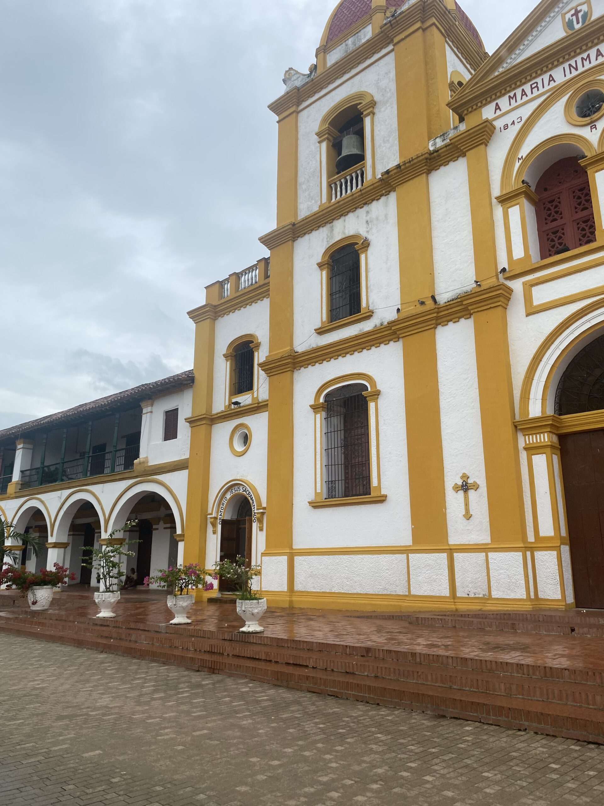 Església colonial groga al centre històric de Mompox, Colòmbia