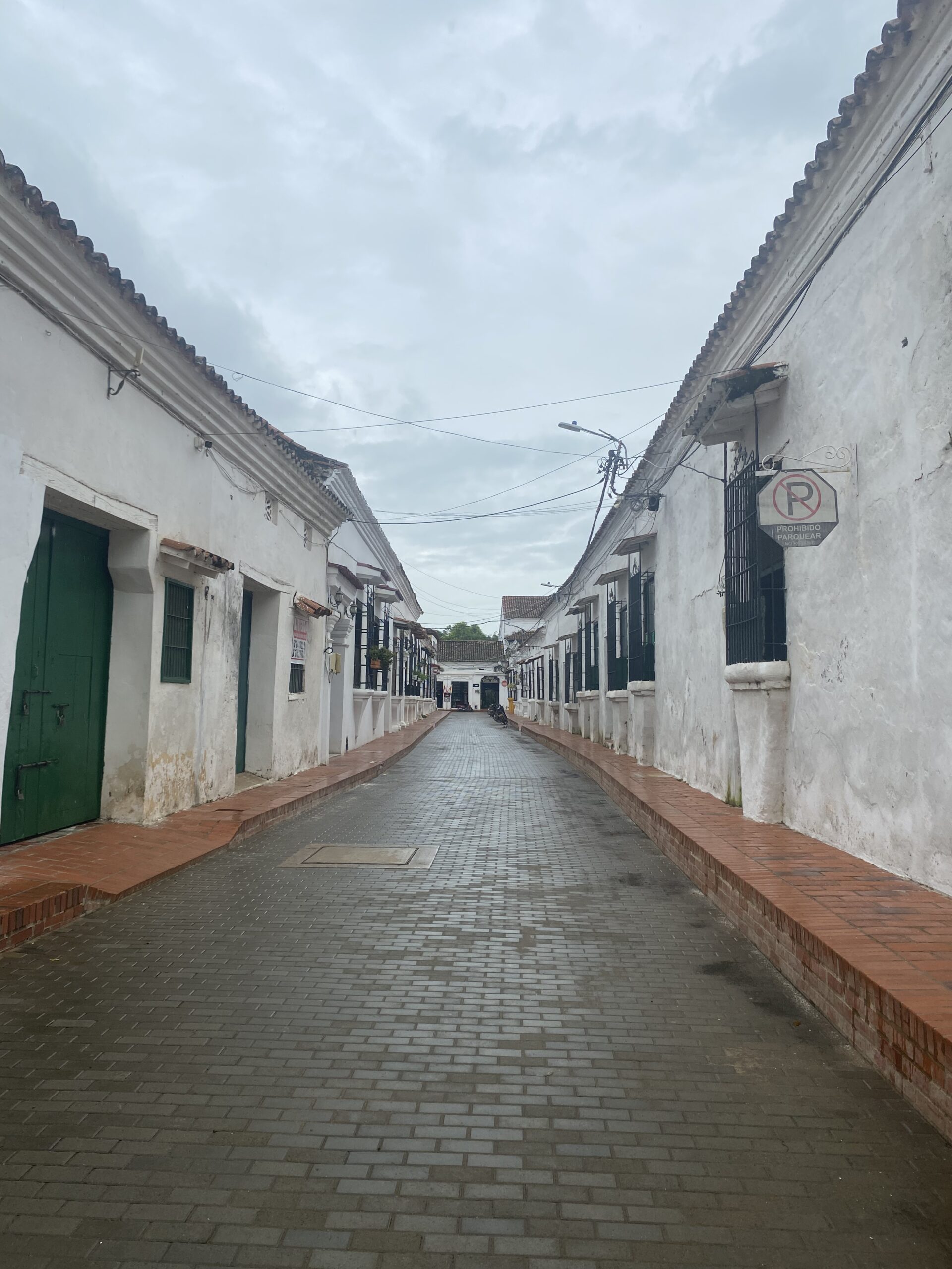 Carrer blanc i empedrat del centre històric de Mompox, prop del riu Magdalena