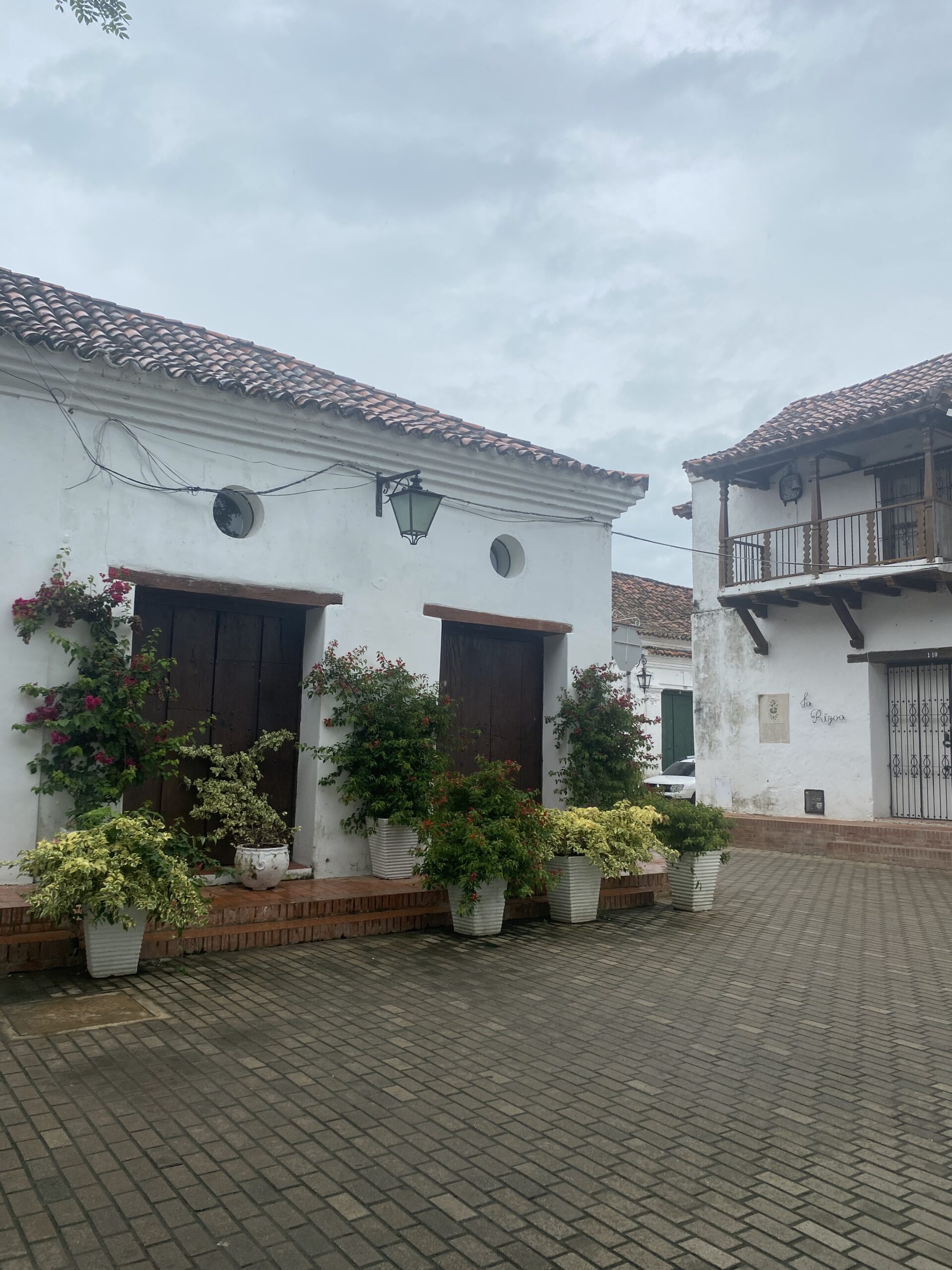 Carrer colonial de Mompox amb cases blanques i arquitectura tradicional a Bolívar, Colòmbia