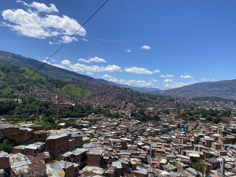 Vista panoràmica de la vall d'Aburrá i les muntanyes que envolten Medellín.