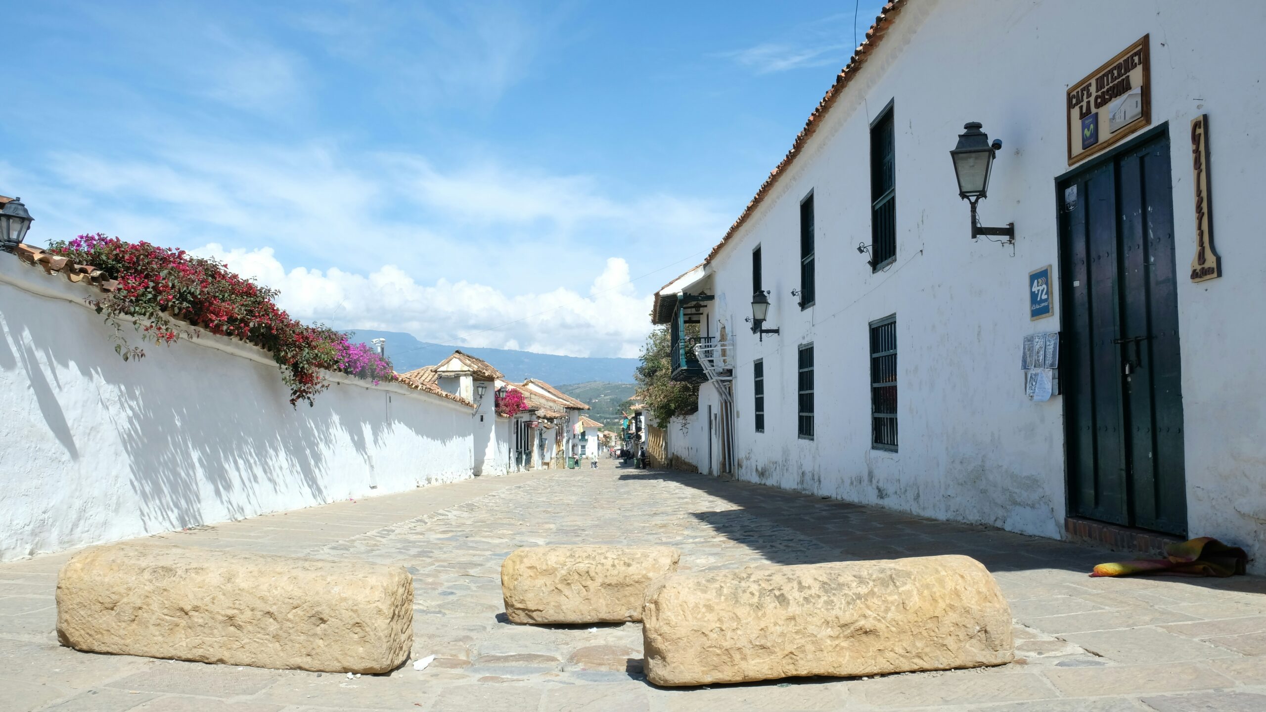 Carrer colonial empedrat de Villa de Leyva amb cases blanques tradicionals de Boyacà, Colòmbia