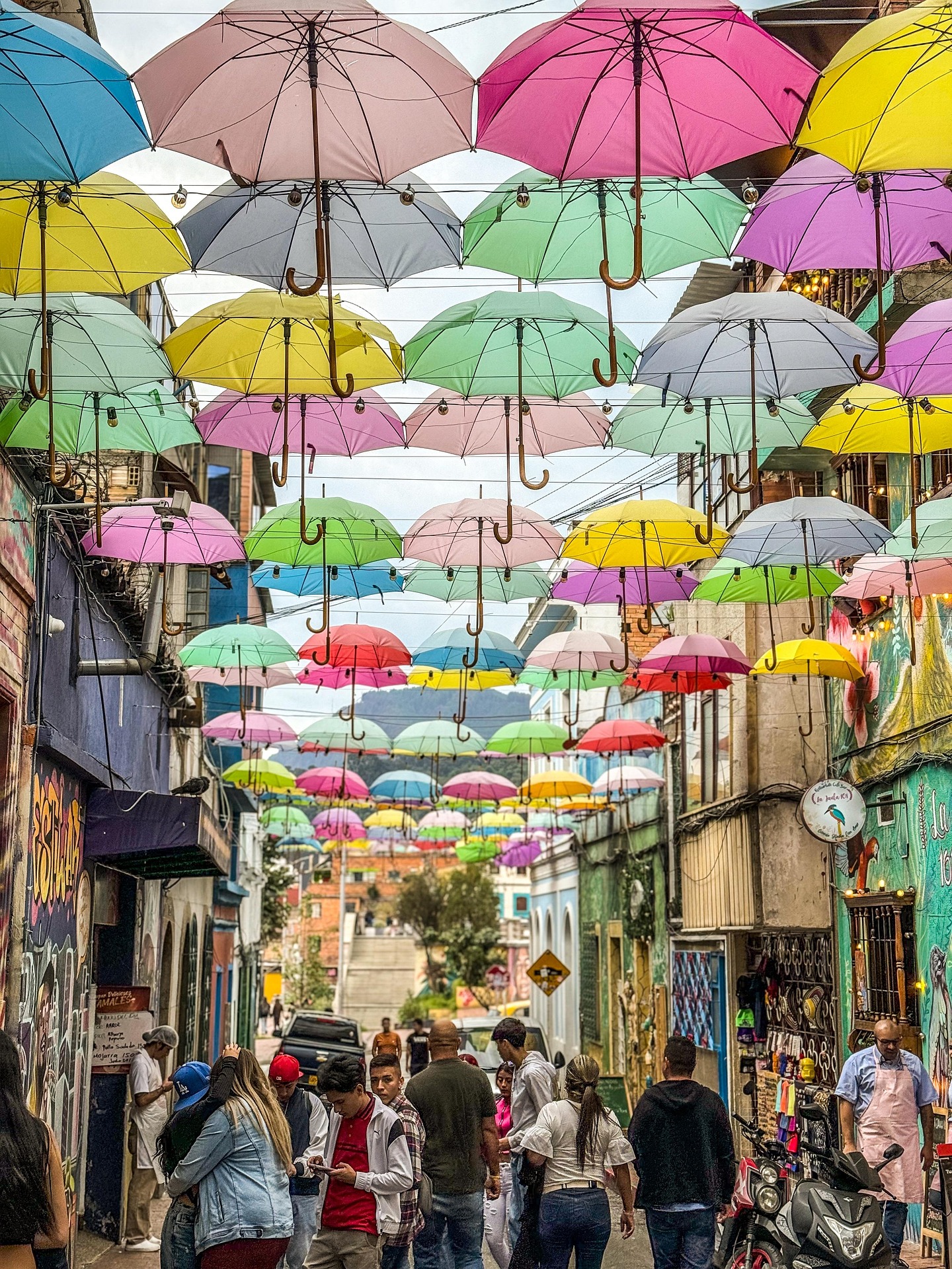 Carrer decorat amb paraigües de colors al centre de Bogotà
