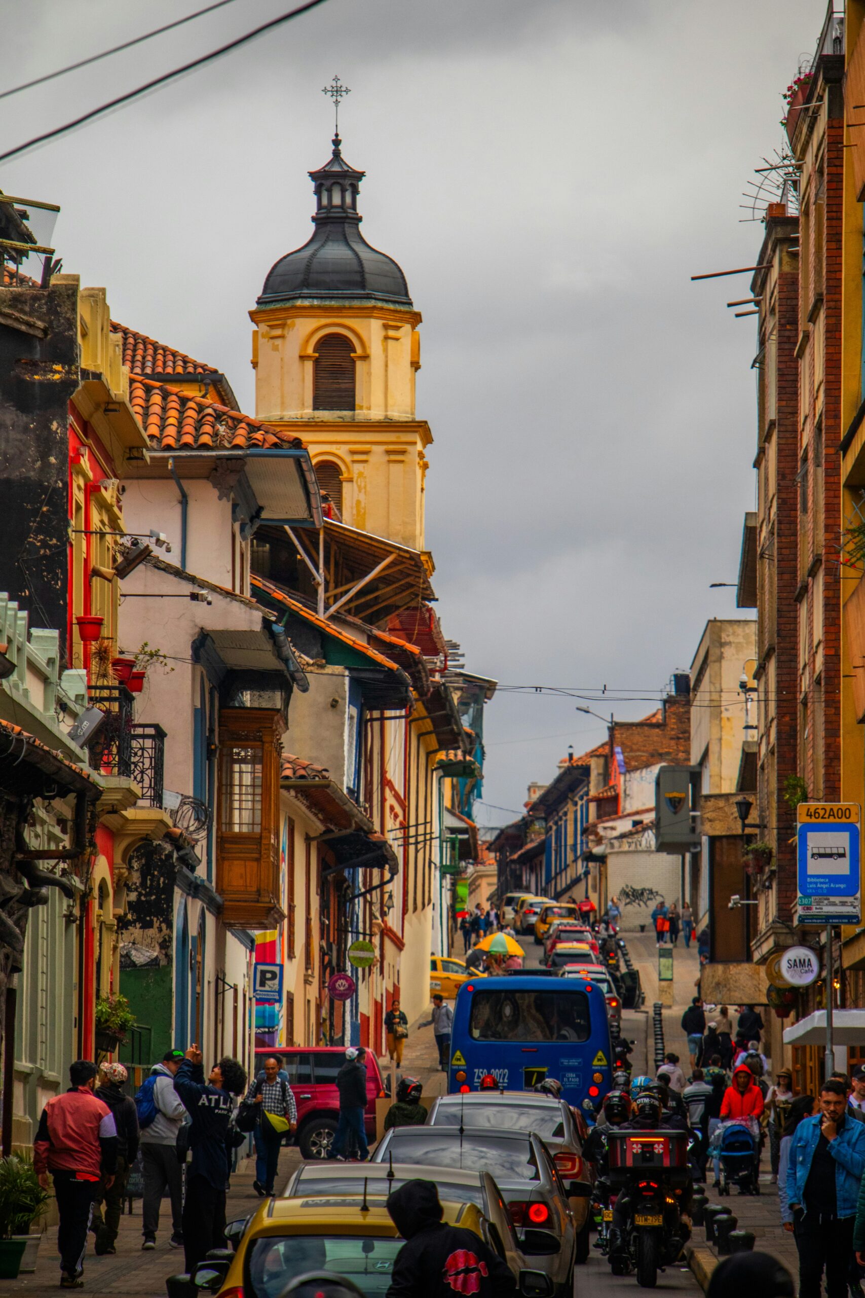 Carrer colonial de La Candelaria amb façanes de colors al centre històric de Bogotà