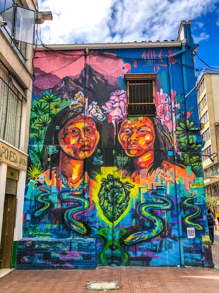 Murals d'art urbà als carrers de La Candelaria a Bogotà