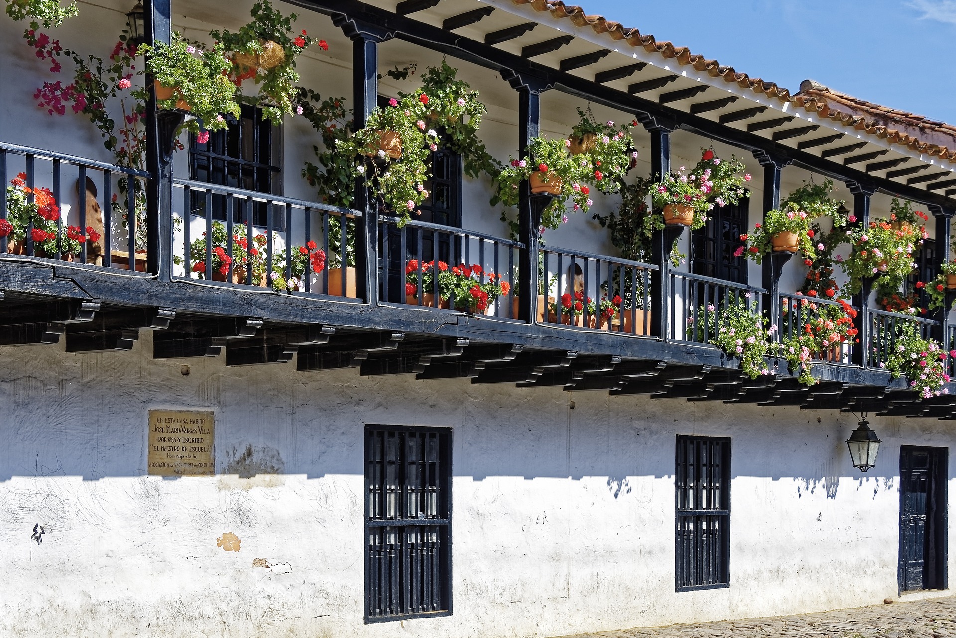 Balcons florits i edificis colonials al centre històric de Villa de Leyva