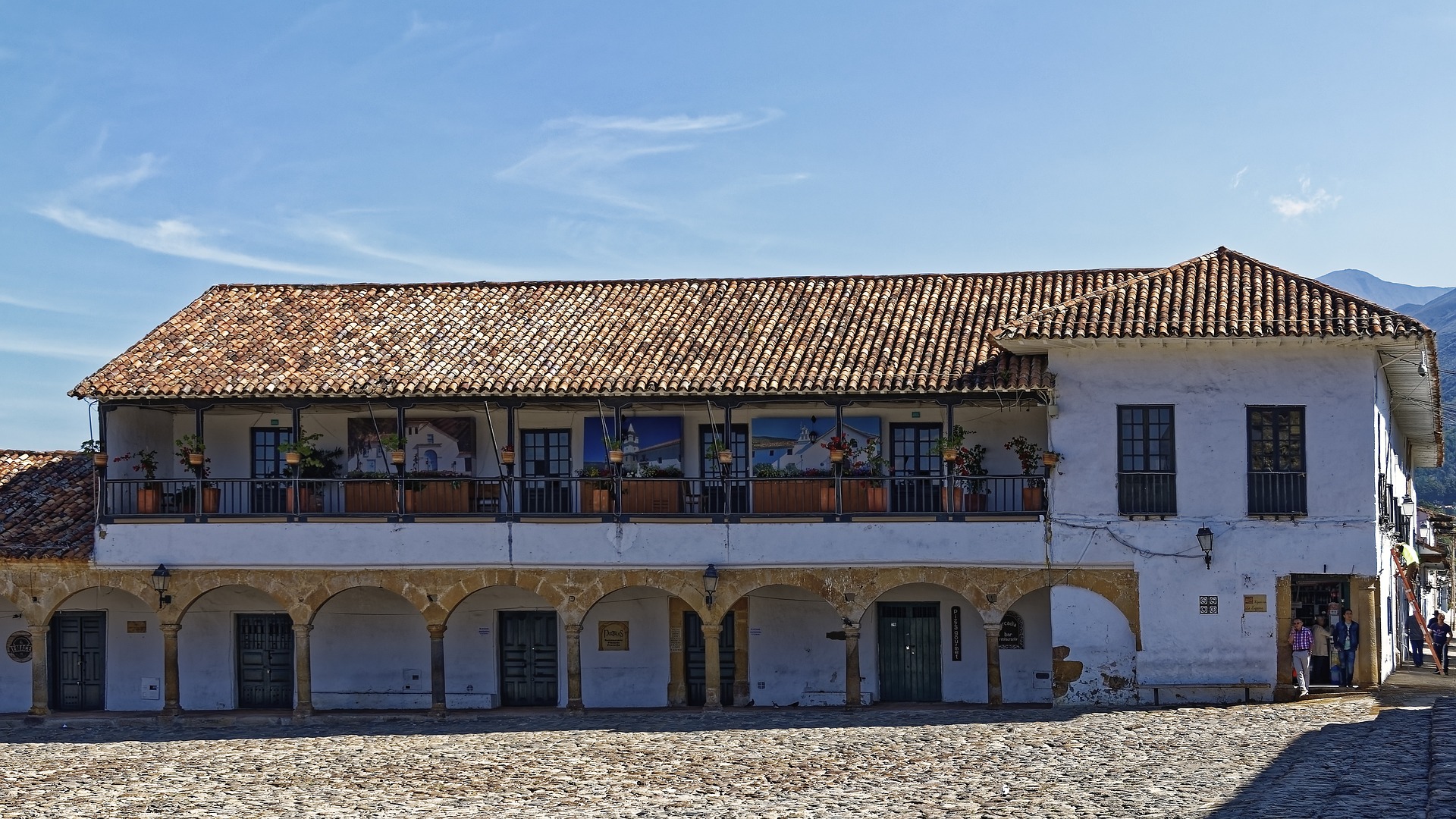 Villa de Leyva, Colòmbia: Plaza Mayor empedrada amb cases colonials de Boyacà