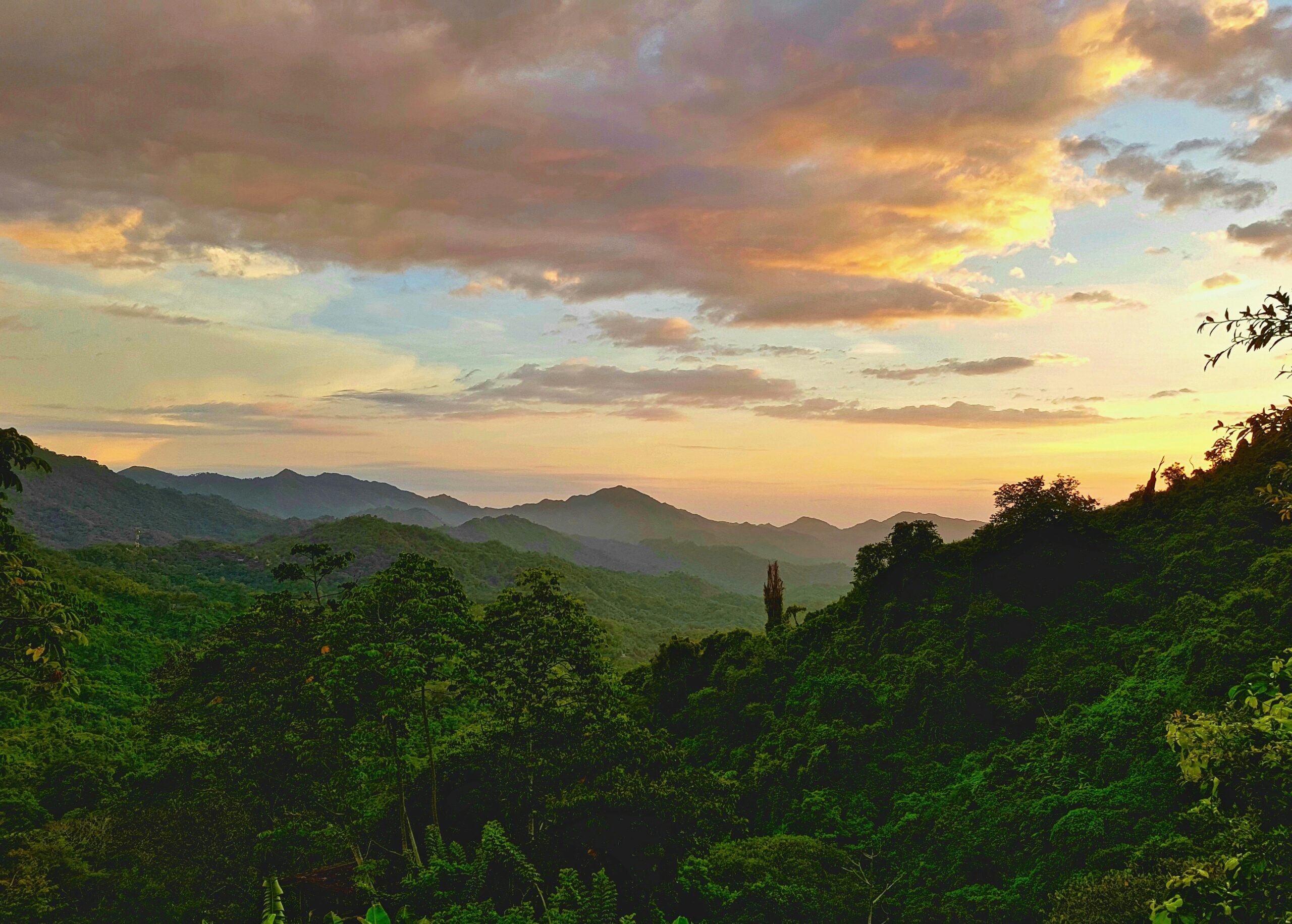 Vista panoràmica de Minca envoltada per les muntanyes de la Sierra Nevada de Santa Marta, Colòmbia.