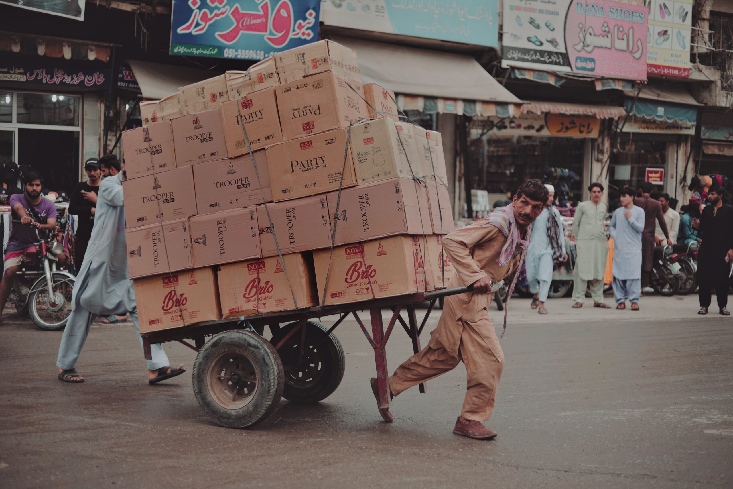 Home carregant caixes al Raja Bazar de Rawalpindi, Pakistan