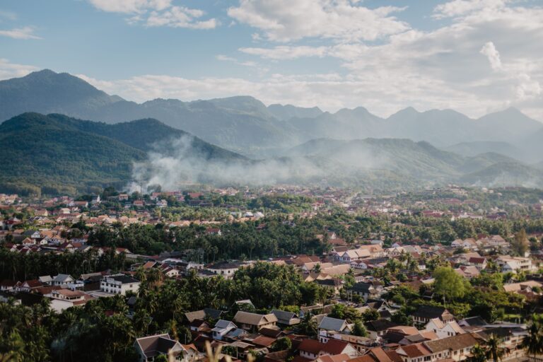 Vista panoràmica de Luang Prabang envoltada de muntanyes i vegetació