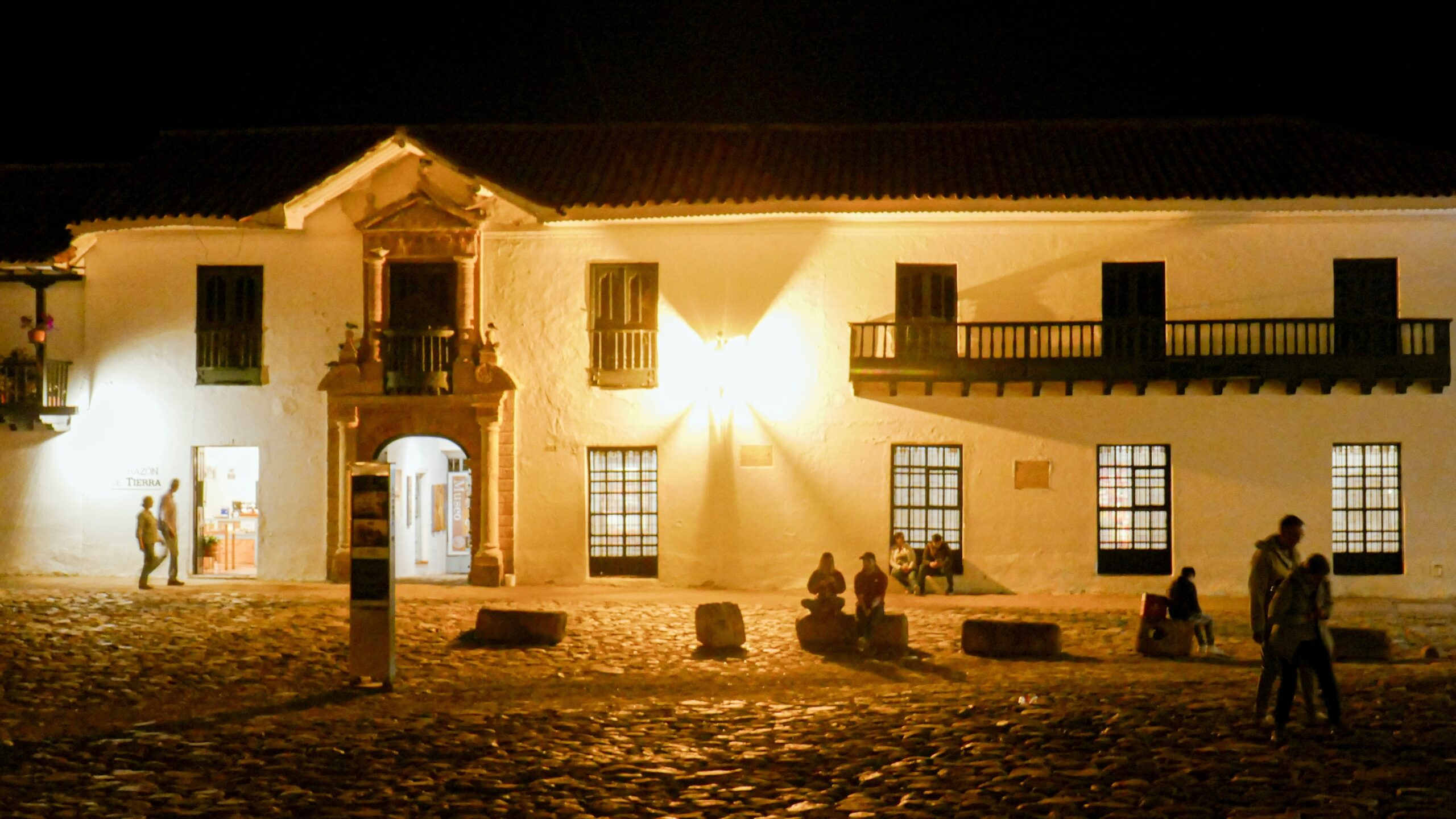 Edificis colonials il·luminats a Villa de Leyva durant la nit