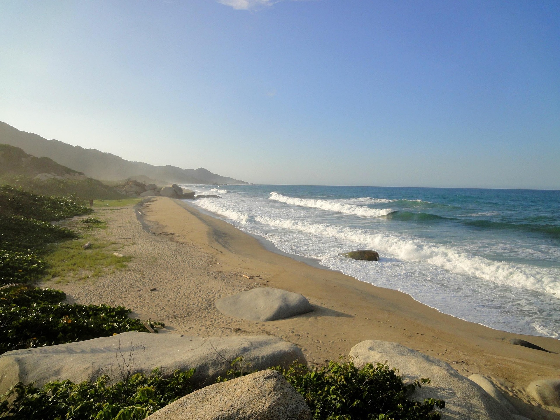 Platja salvatge del Parc Nacional Natural Tayrona amb fort onatge al Carib colombià.