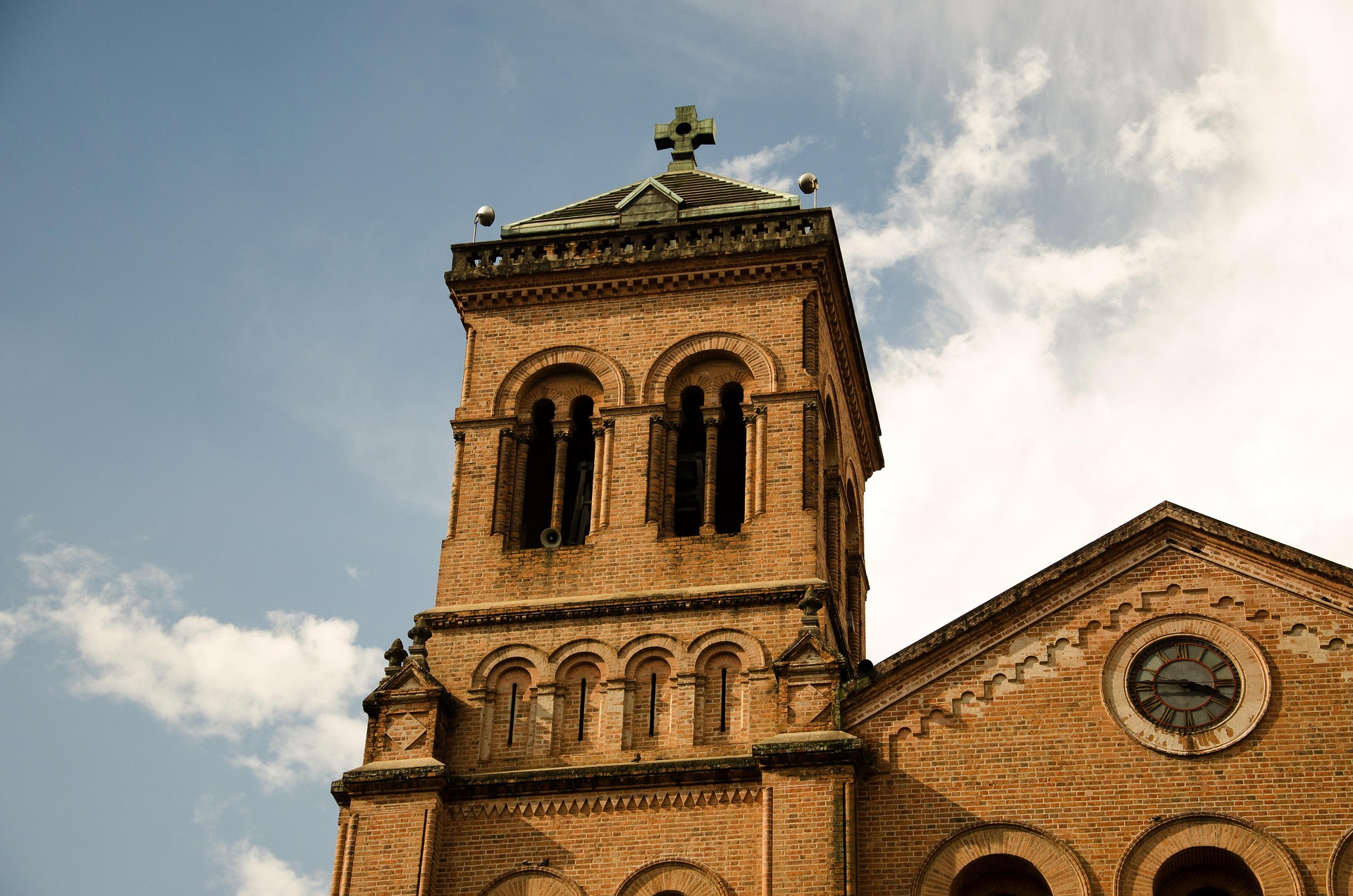 Façana de la Catedral Basílica Metropolitana de Medellín, una de les esglésies de maó més grans del món.