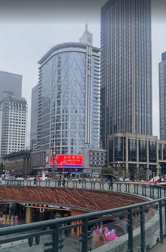 Gratacels moderns de Chengdu amb rètols lluminosos al carrer