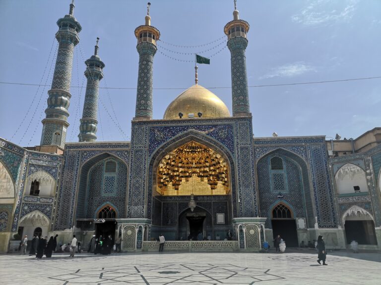 Pati principal amb minarets i cúpula daurada del Santuari de Fatima Masumeh