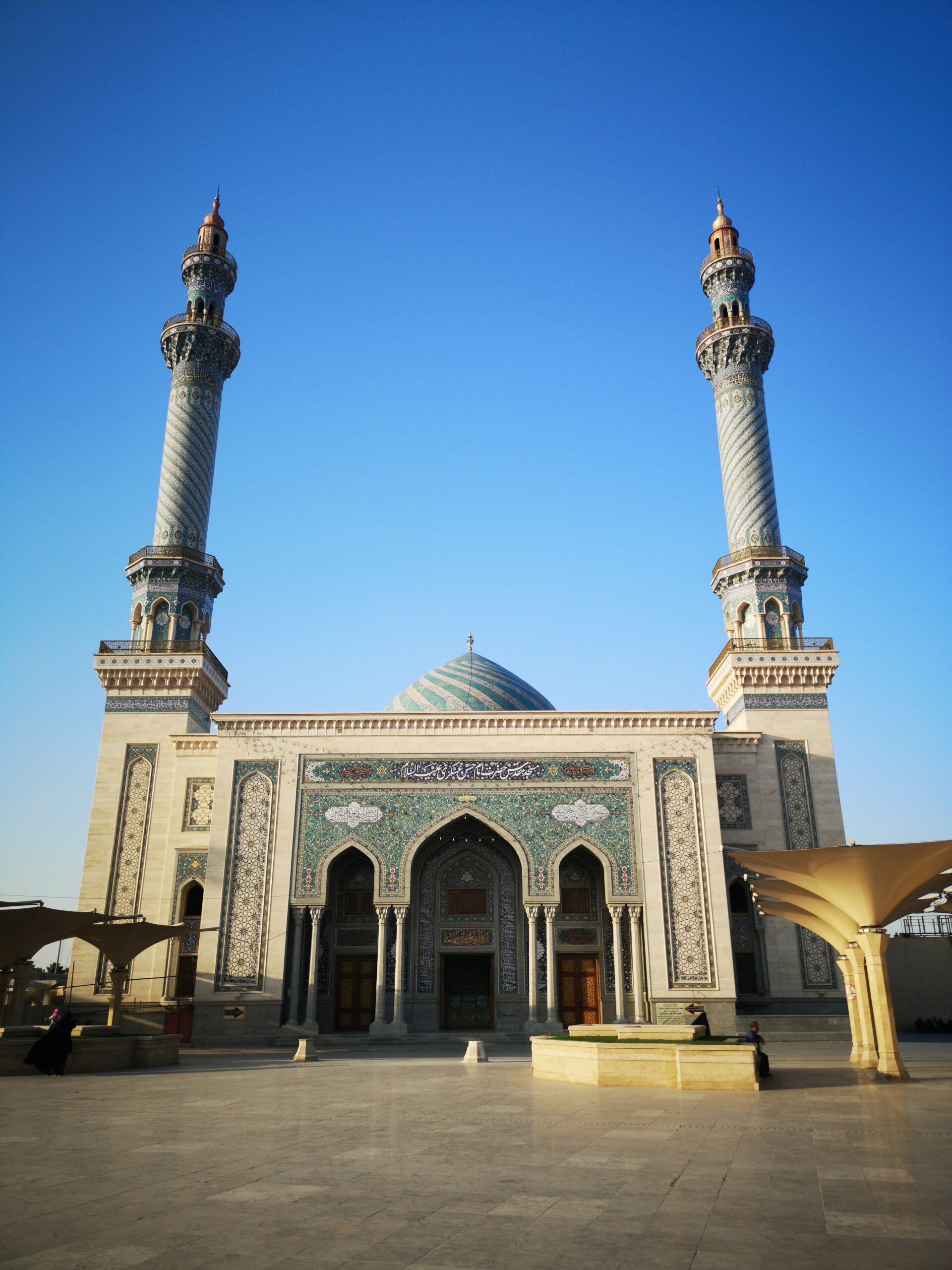 Pati d'un santuari de Qom amb un minaret i una cúpula