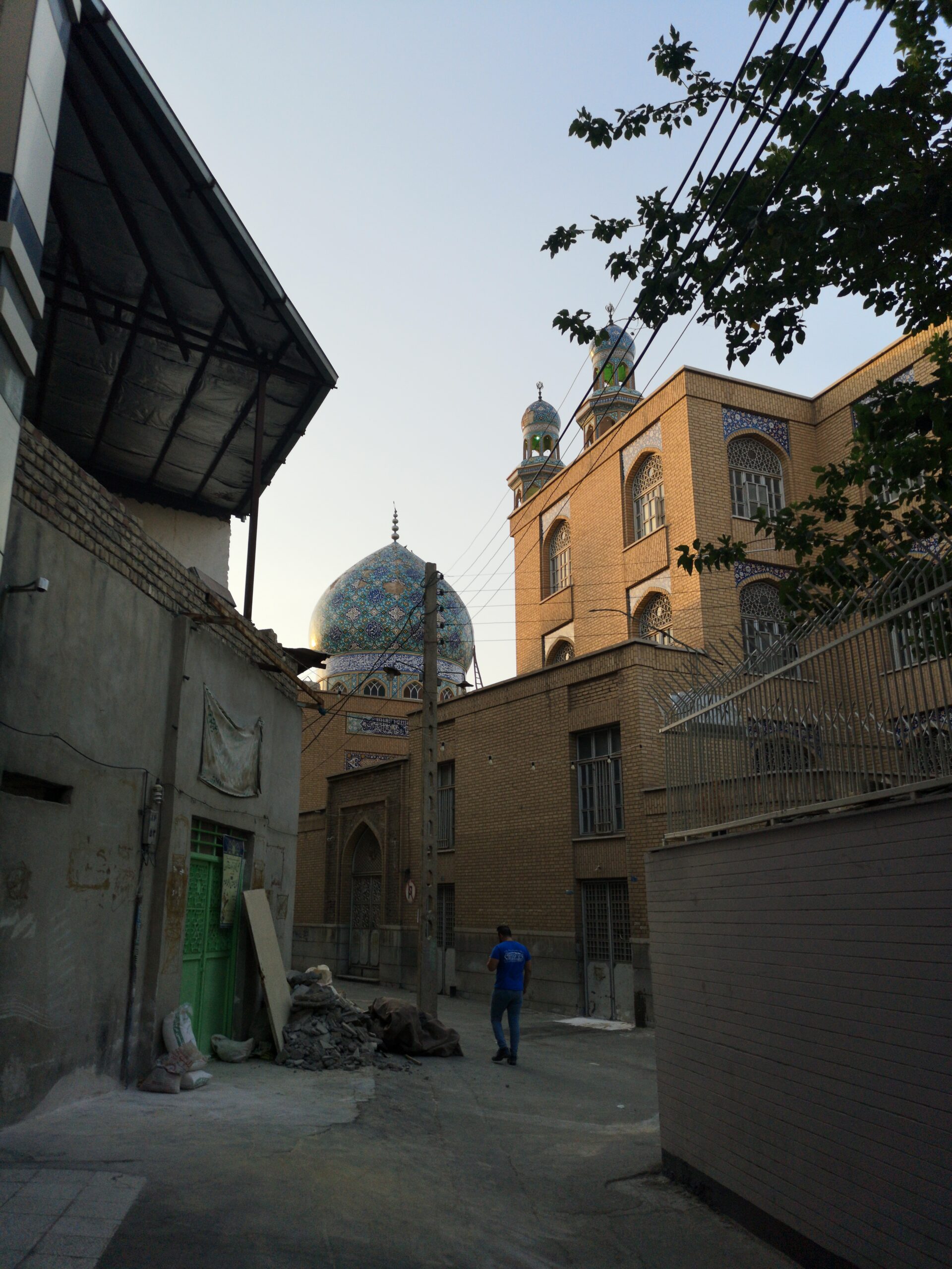 Pati principal amb minarets i cúpula daurada del Santuari de Fatima Masumeh