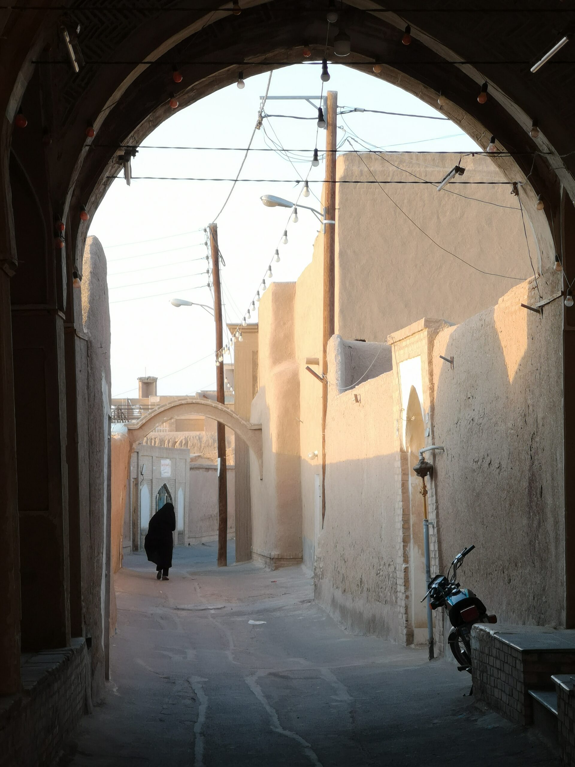 Vista des d'un terrat de les cúpules i badgirs del centre històric de Kashan a la posta de sol