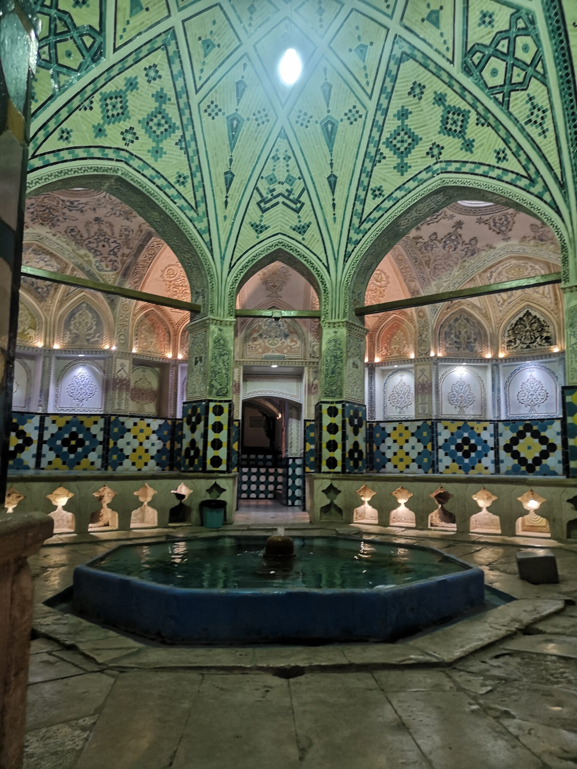 Vista panoràmica de la ciutat de Kashan amb un minaret destacant sobre les cases de tova