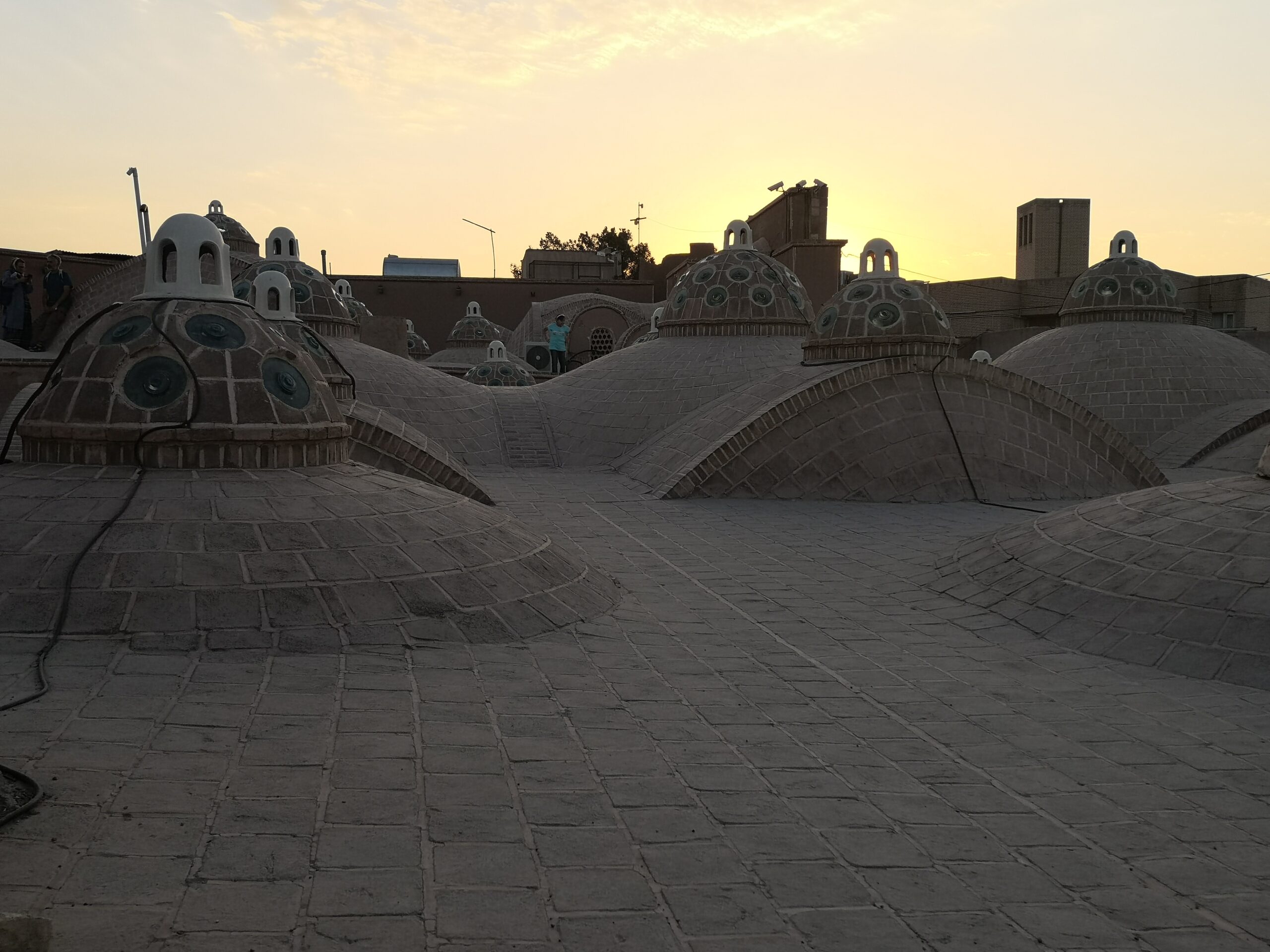Vista dels badgirs i cúpules de Kashan des d'un terrat al capvespre
