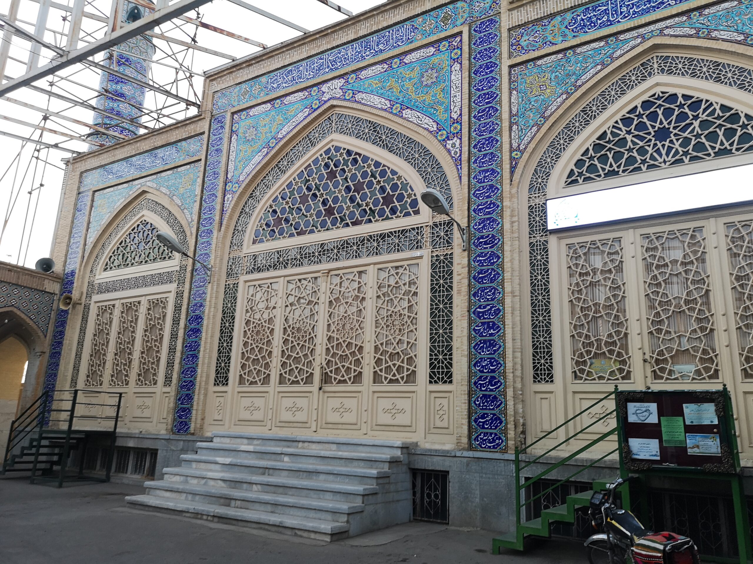 Carrer estret entre parets de tova al centre històric de Kashan