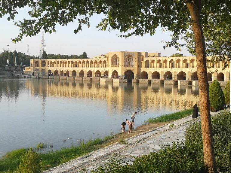 Un dels ponts històrics d'Isfahan sobre el riu Zayanderud