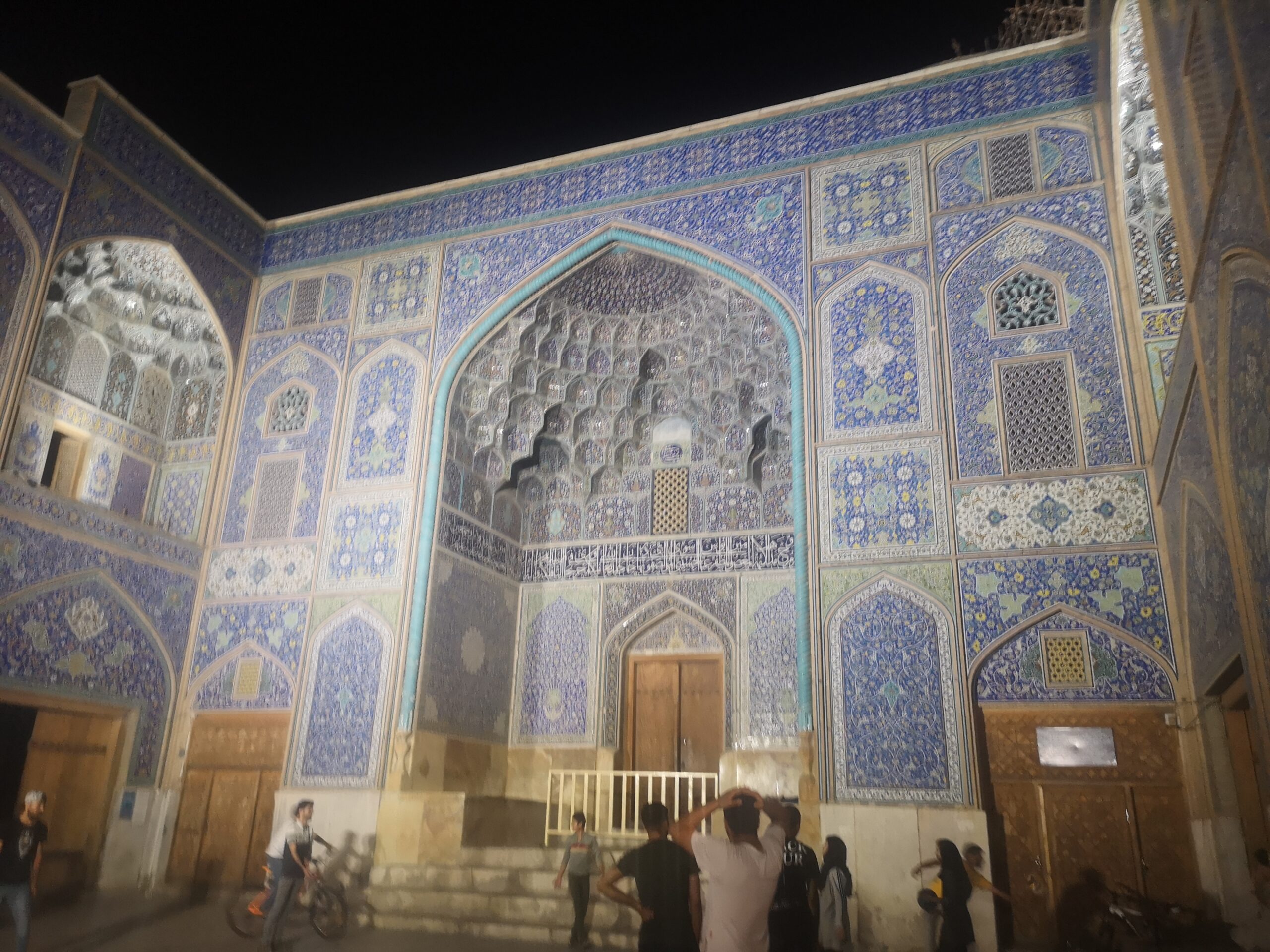 Interior d'una mesquita d'Isfahan amb mosaic de rajoles blaves, il·luminada de nit