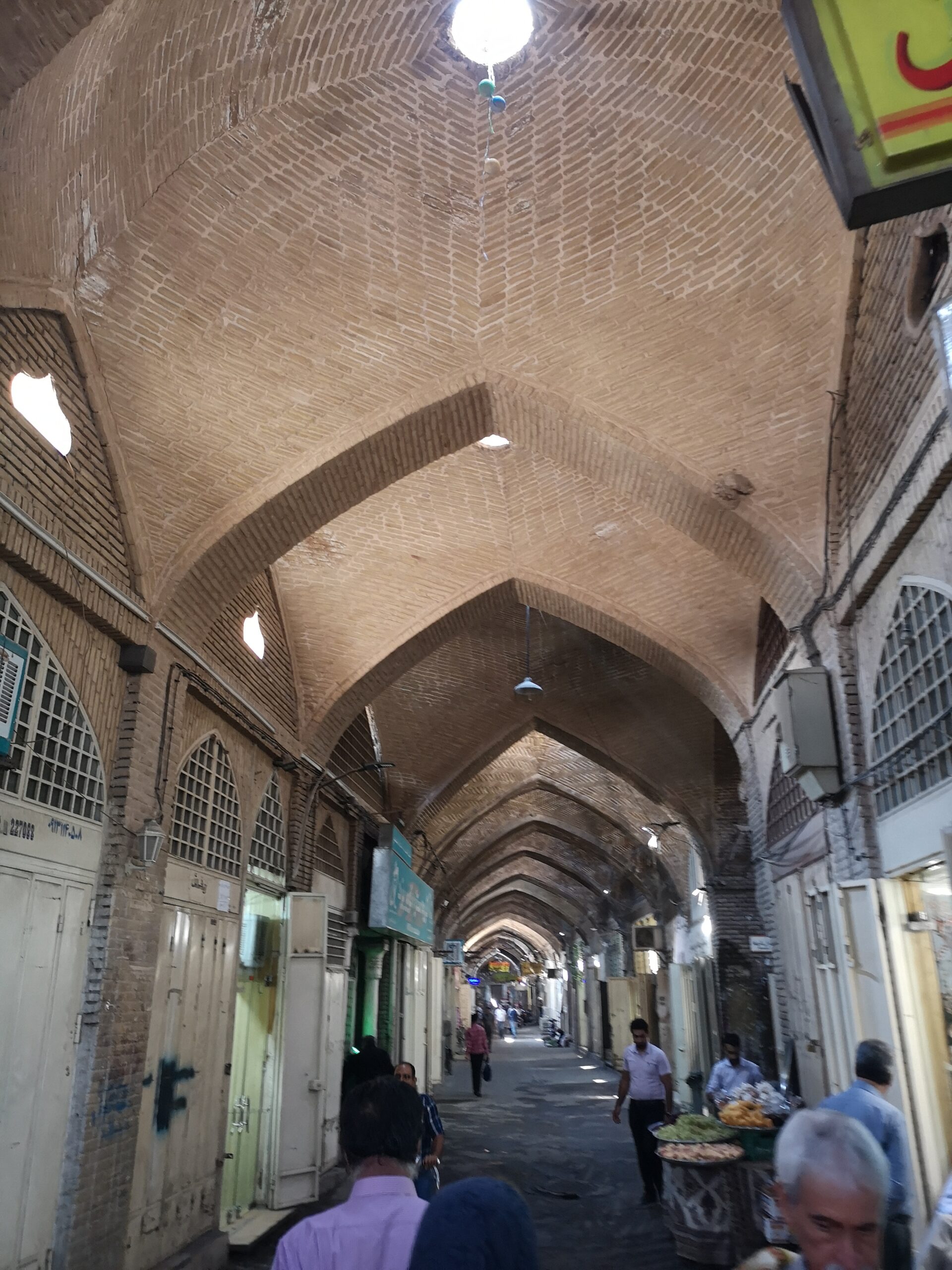 Gent asseguda i reunida a les grades del Pont Khaju, punt de trobada social d'Isfahan