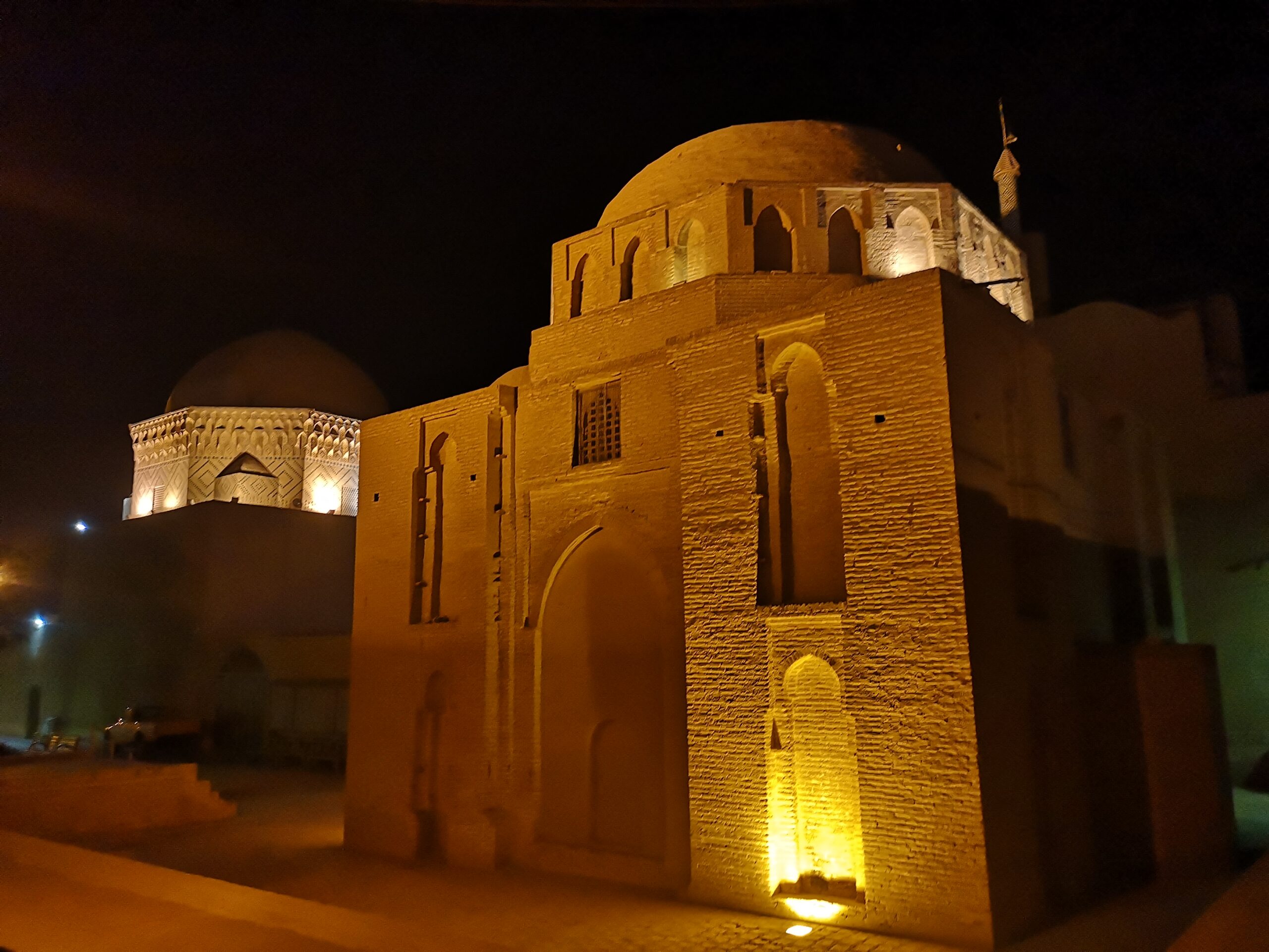 Edifici històric de Yazd il·luminat durant la nit